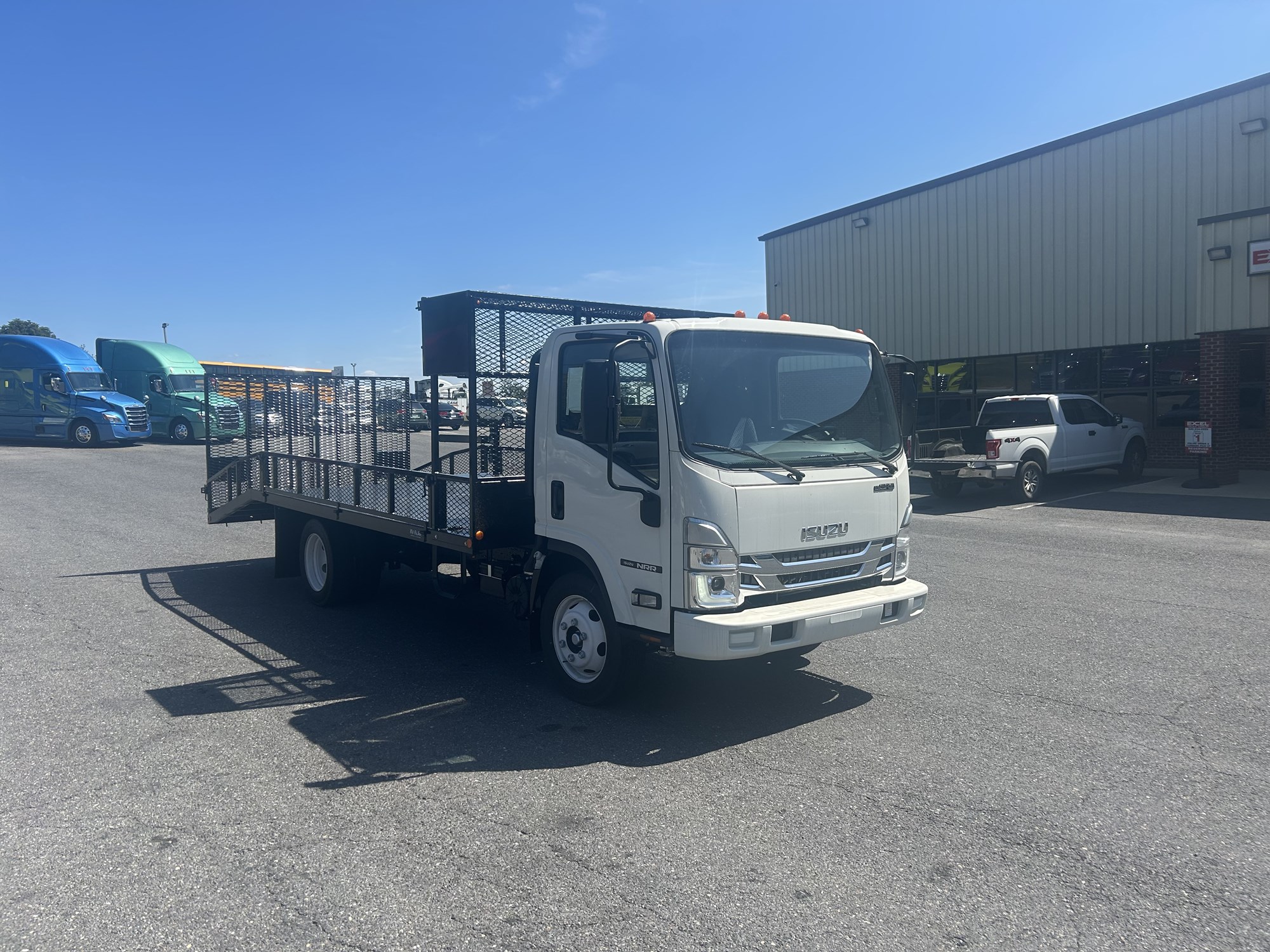 2025 Isuzu NRR - image 1 of 5