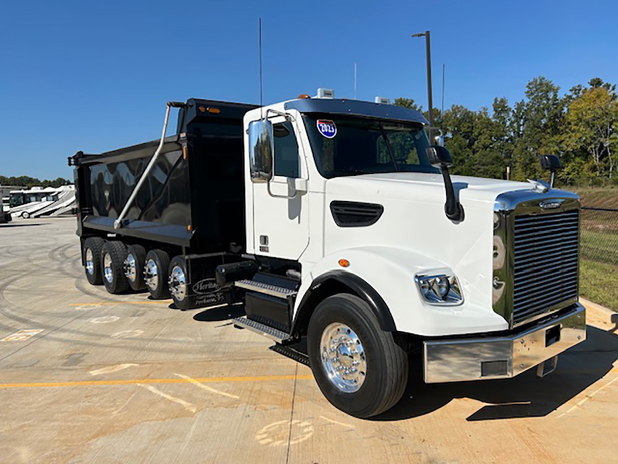 2023 Freightliner 122SD - image 2 of 6