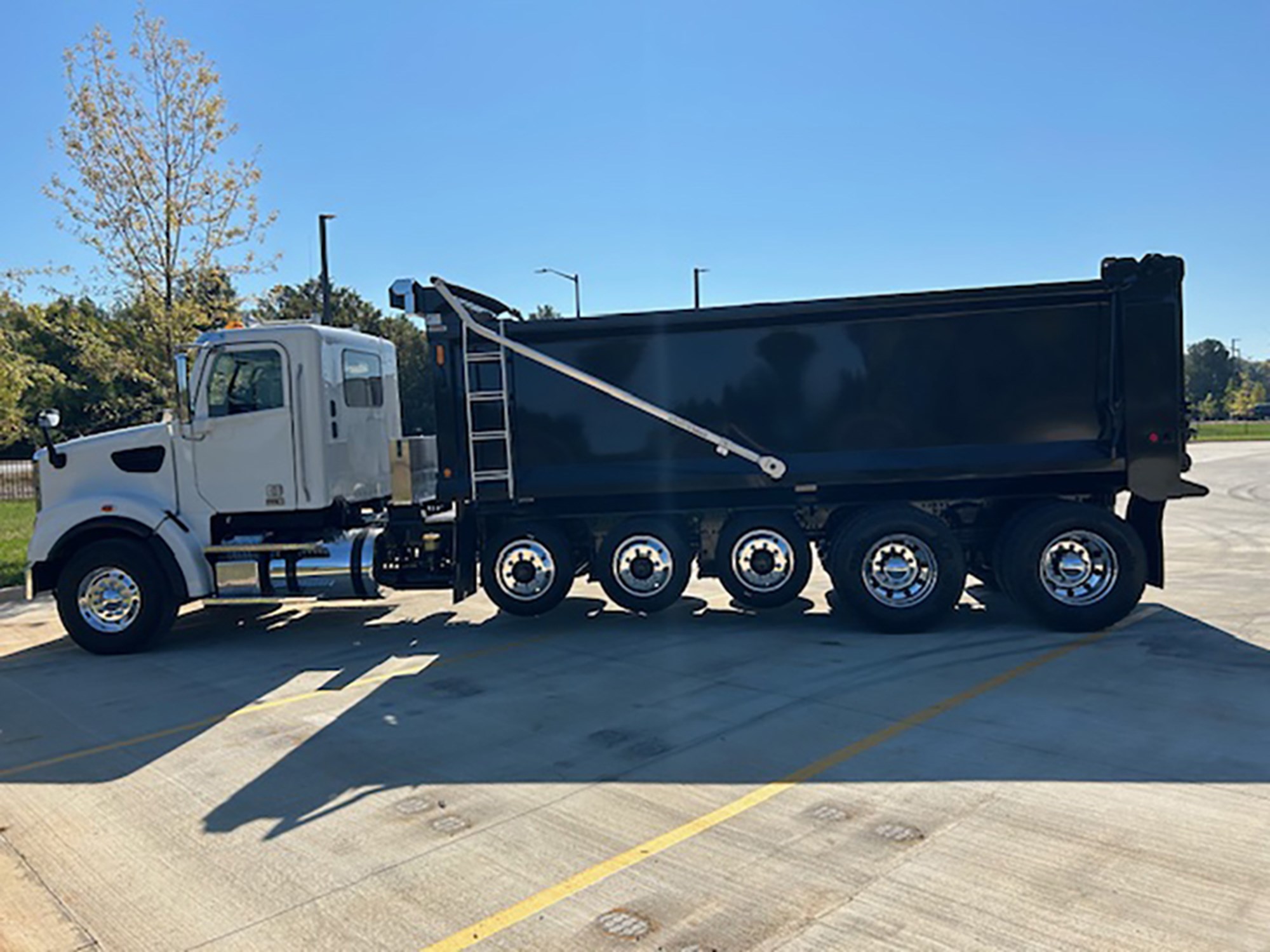 2023 Freightliner 122SD - image 3 of 6