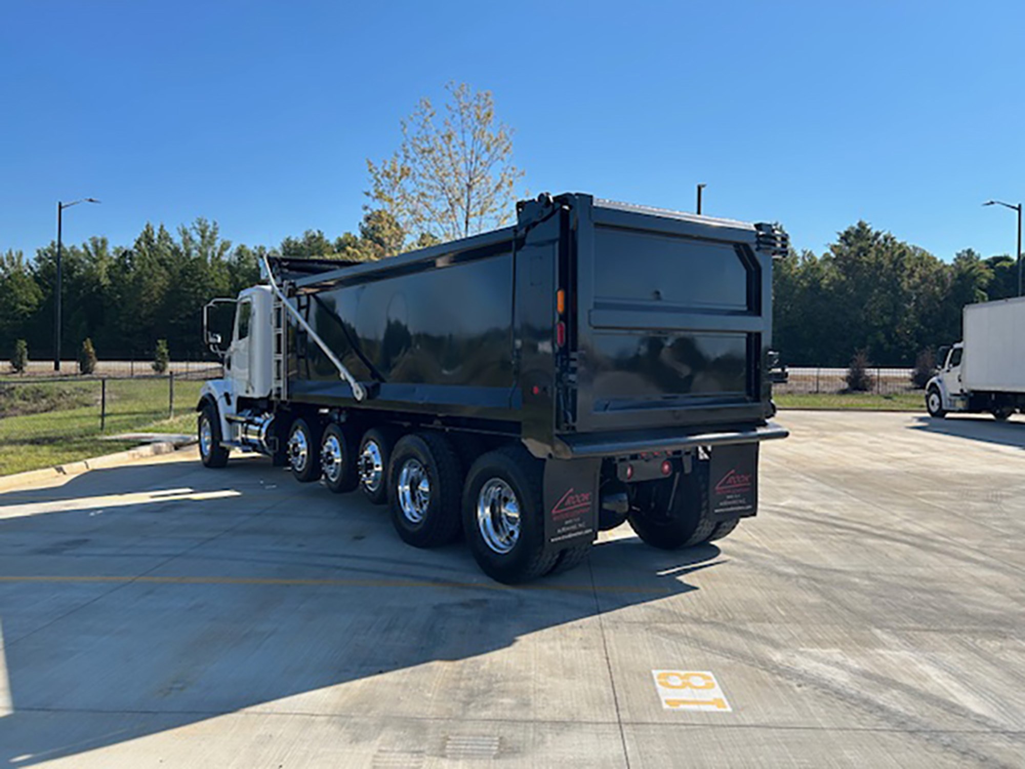 2023 Freightliner 122SD - image 4 of 6