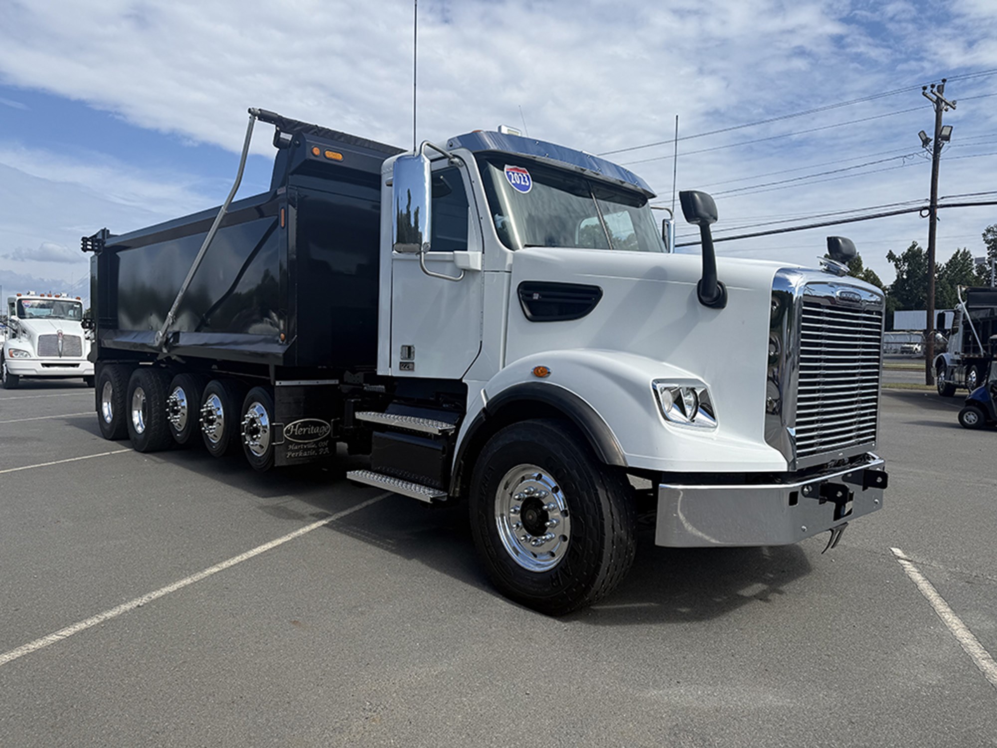 2023 Freightliner 122SD - image 2 of 6