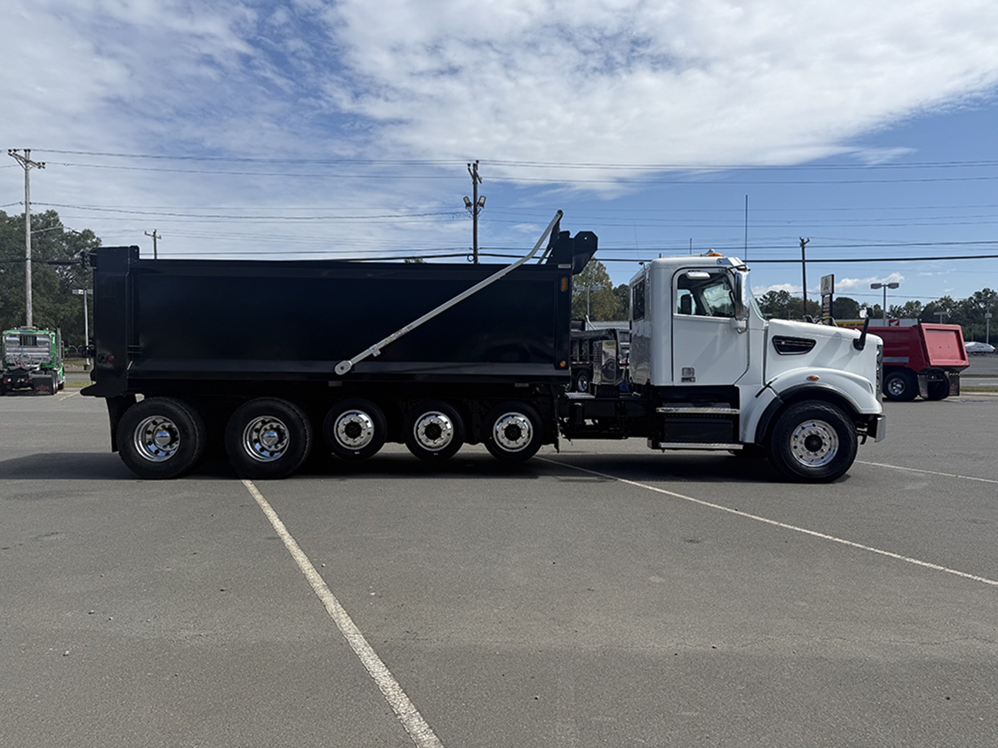 2023 Freightliner 122SD - image 3 of 6