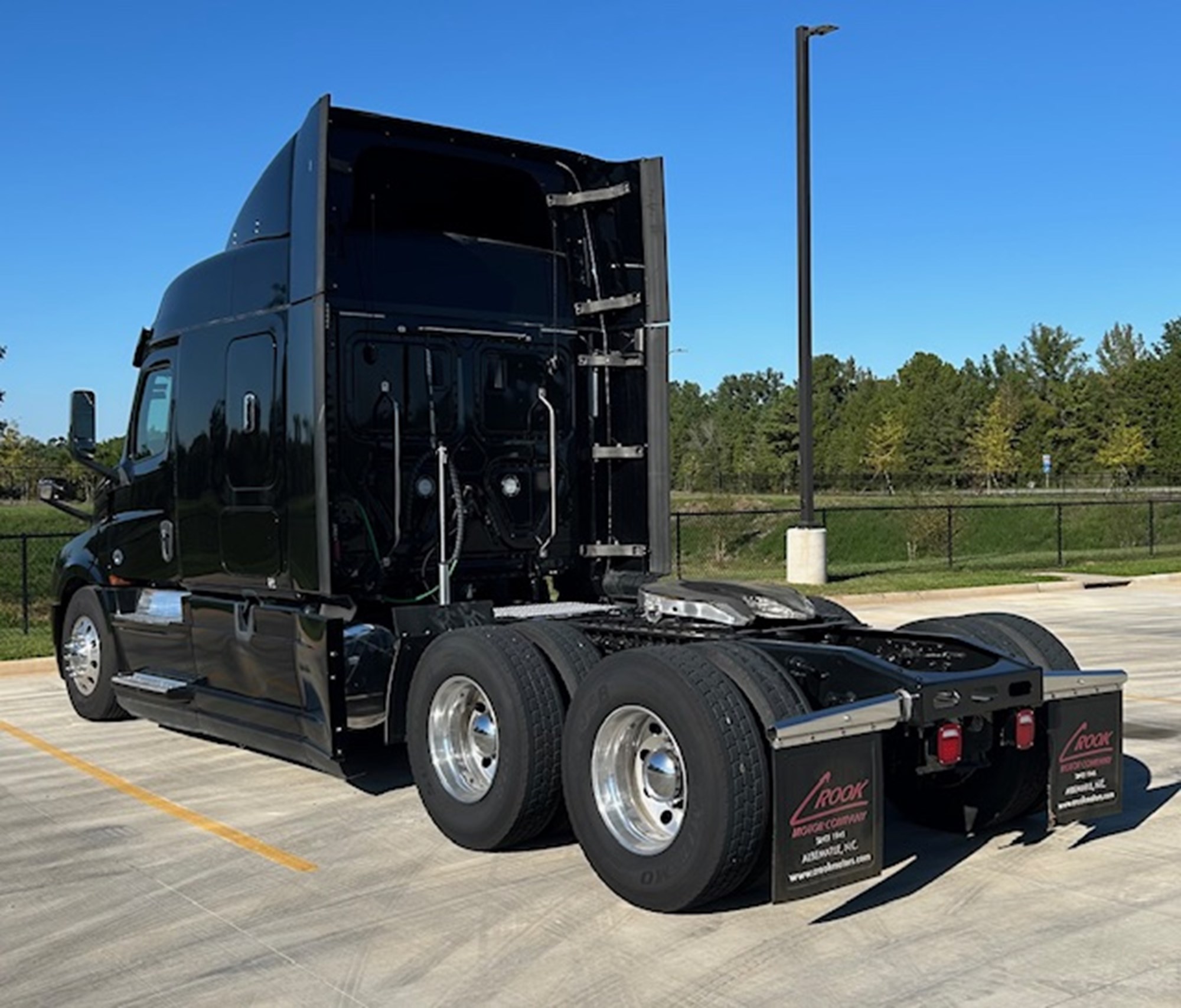 2020 Freightliner Cascadia 126 - image 3 of 6