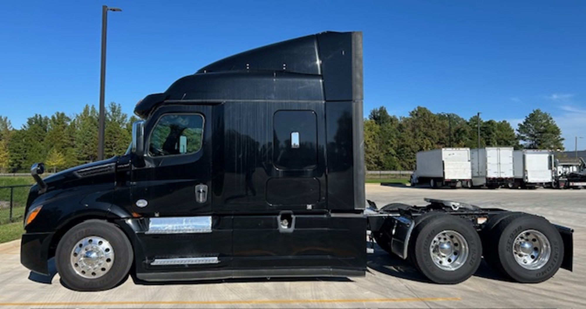 2020 Freightliner Cascadia 126 - image 4 of 6
