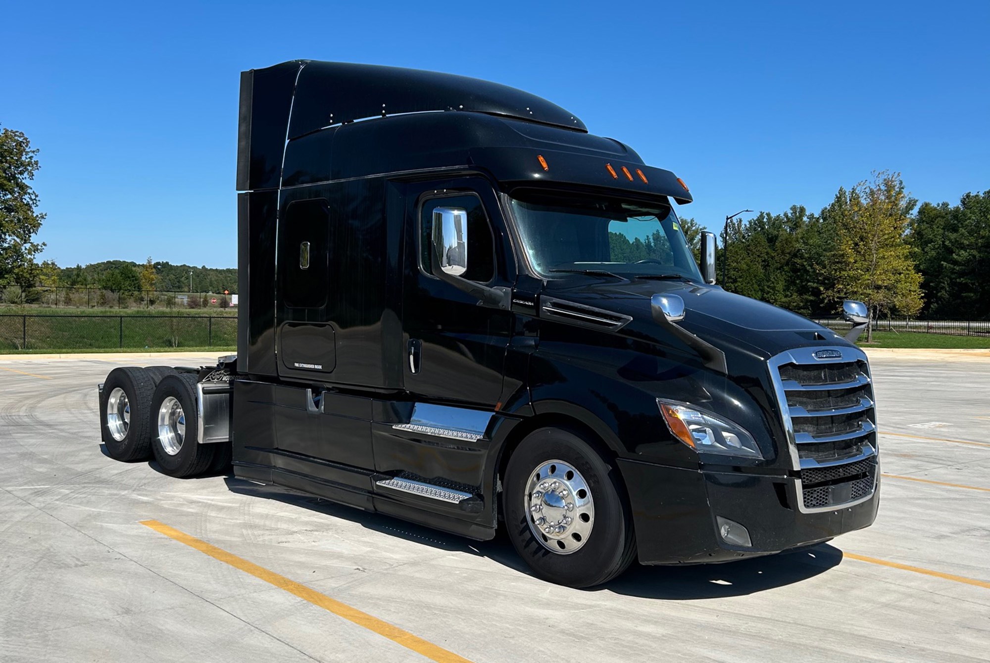 2020 Freightliner Cascadia 126 - image 2 of 6