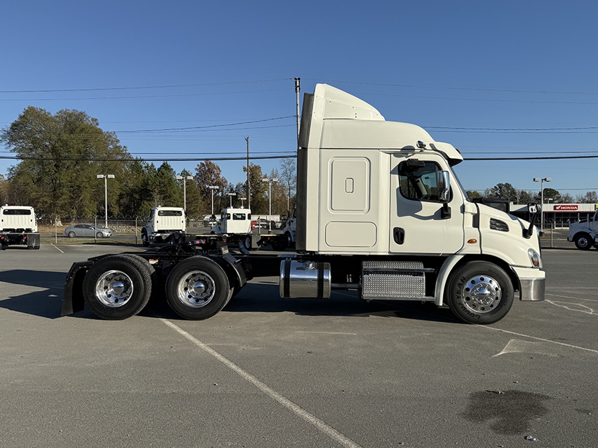 2019 Freightliner Cascadia 113 2019 Freightliner Cascadia 113 - image 3 of 6