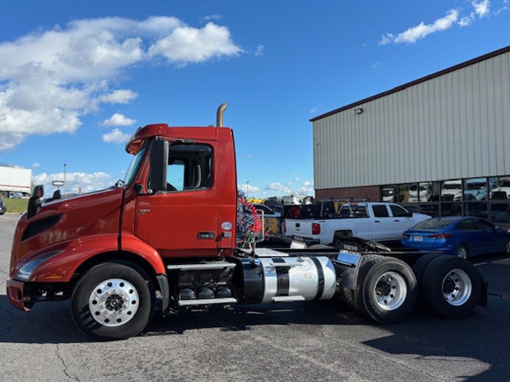 2019 VOLVO VNR - image 2 of 6