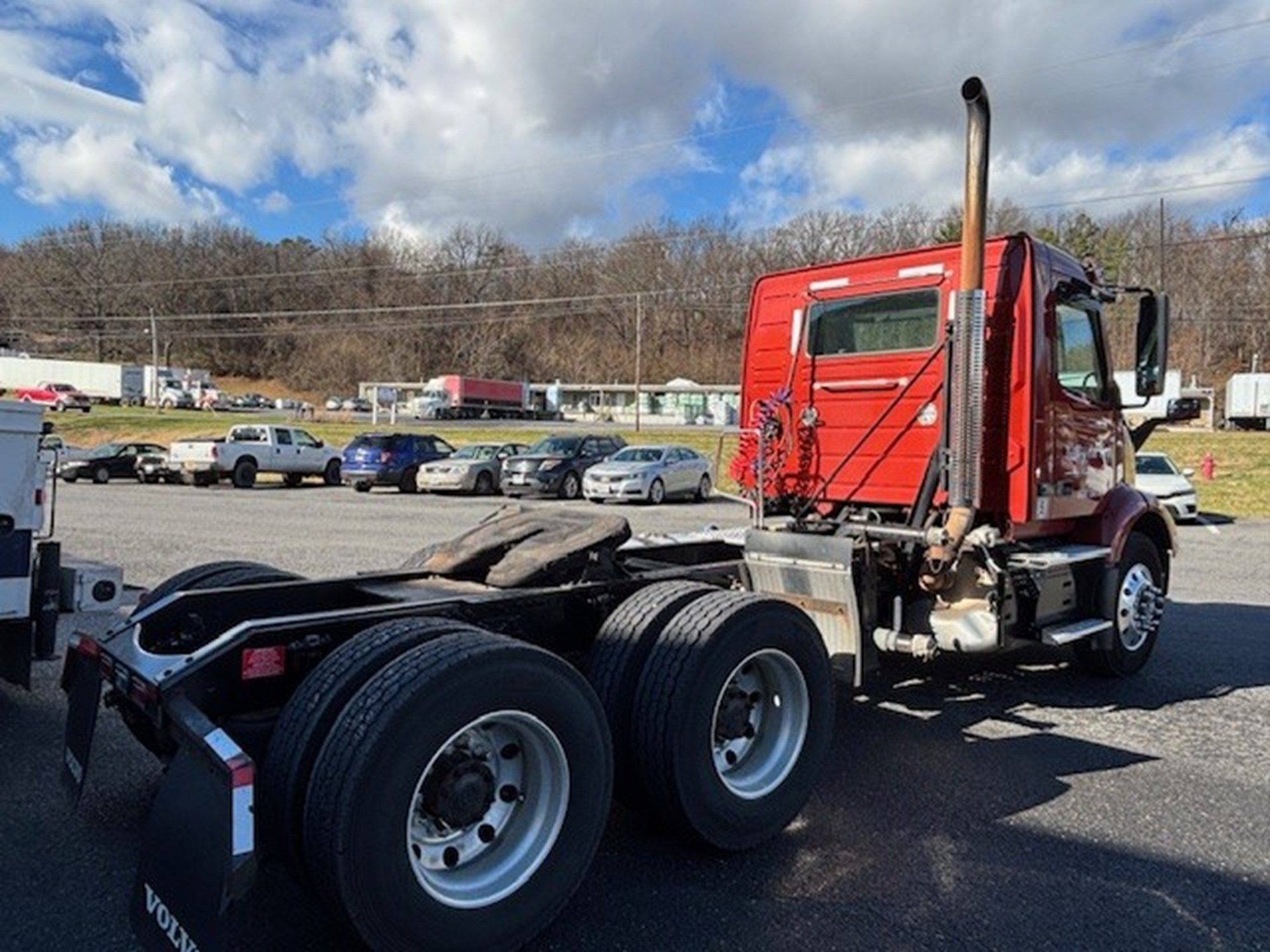 2019 VOLVO VNR - image 4 of 6