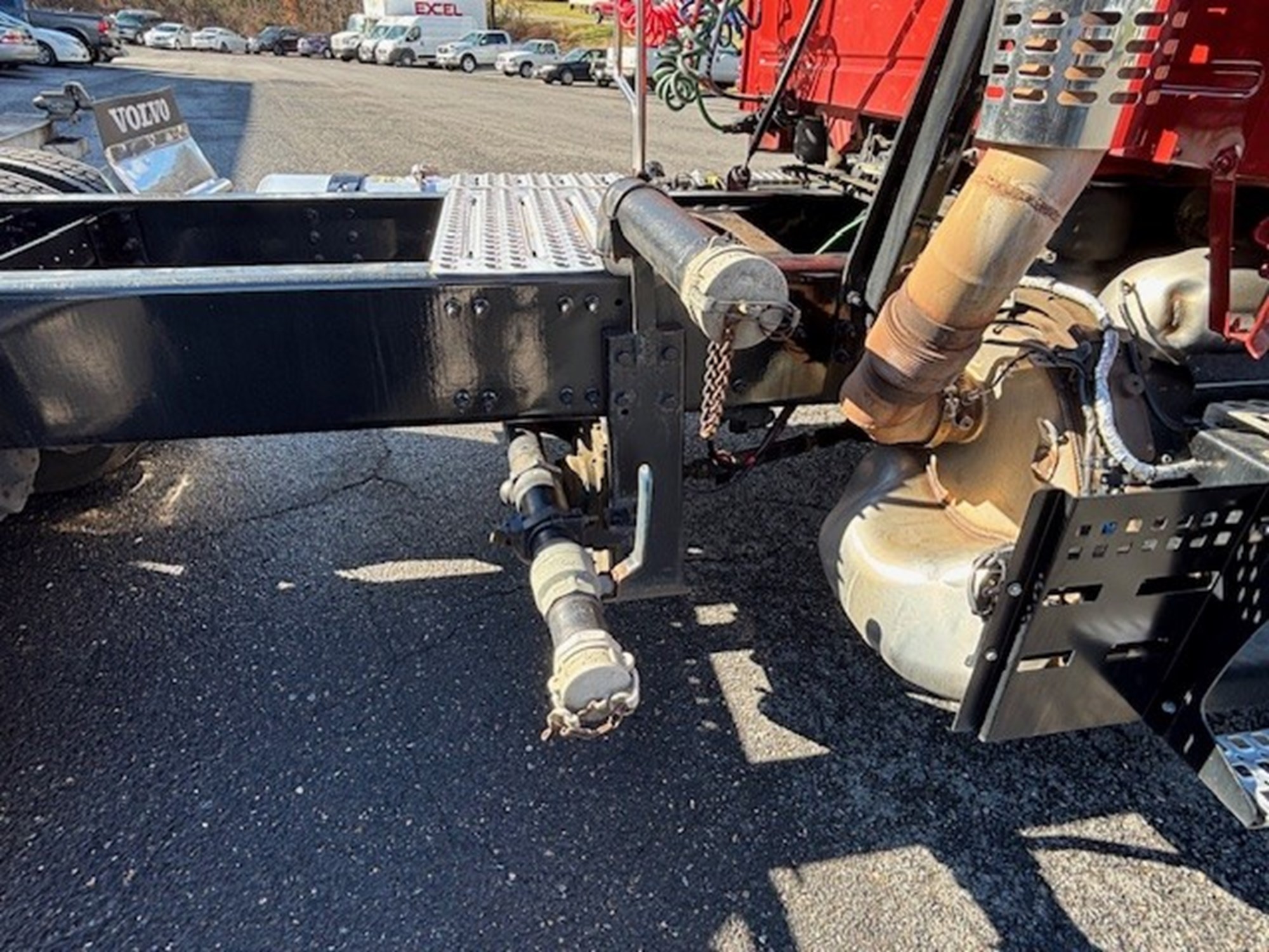 2019 VOLVO VNR - image 5 of 6