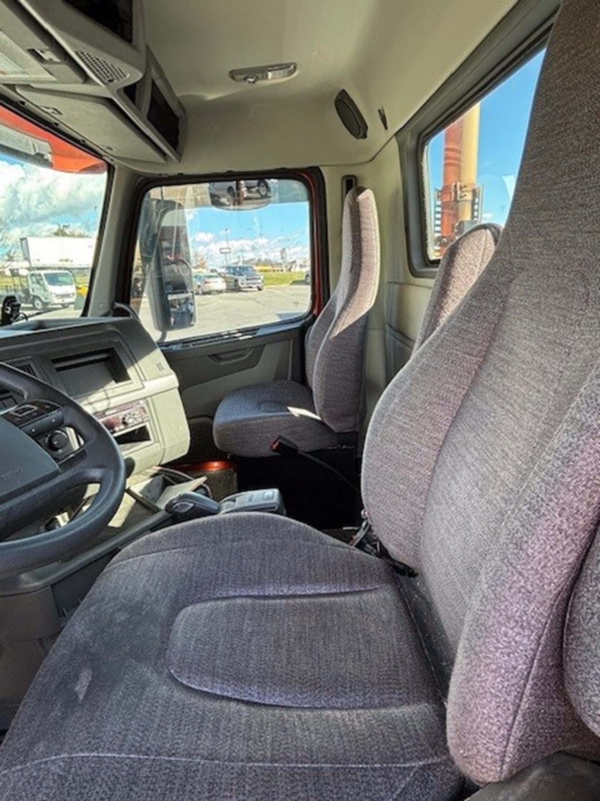 2019 VOLVO VNR - image 6 of 6