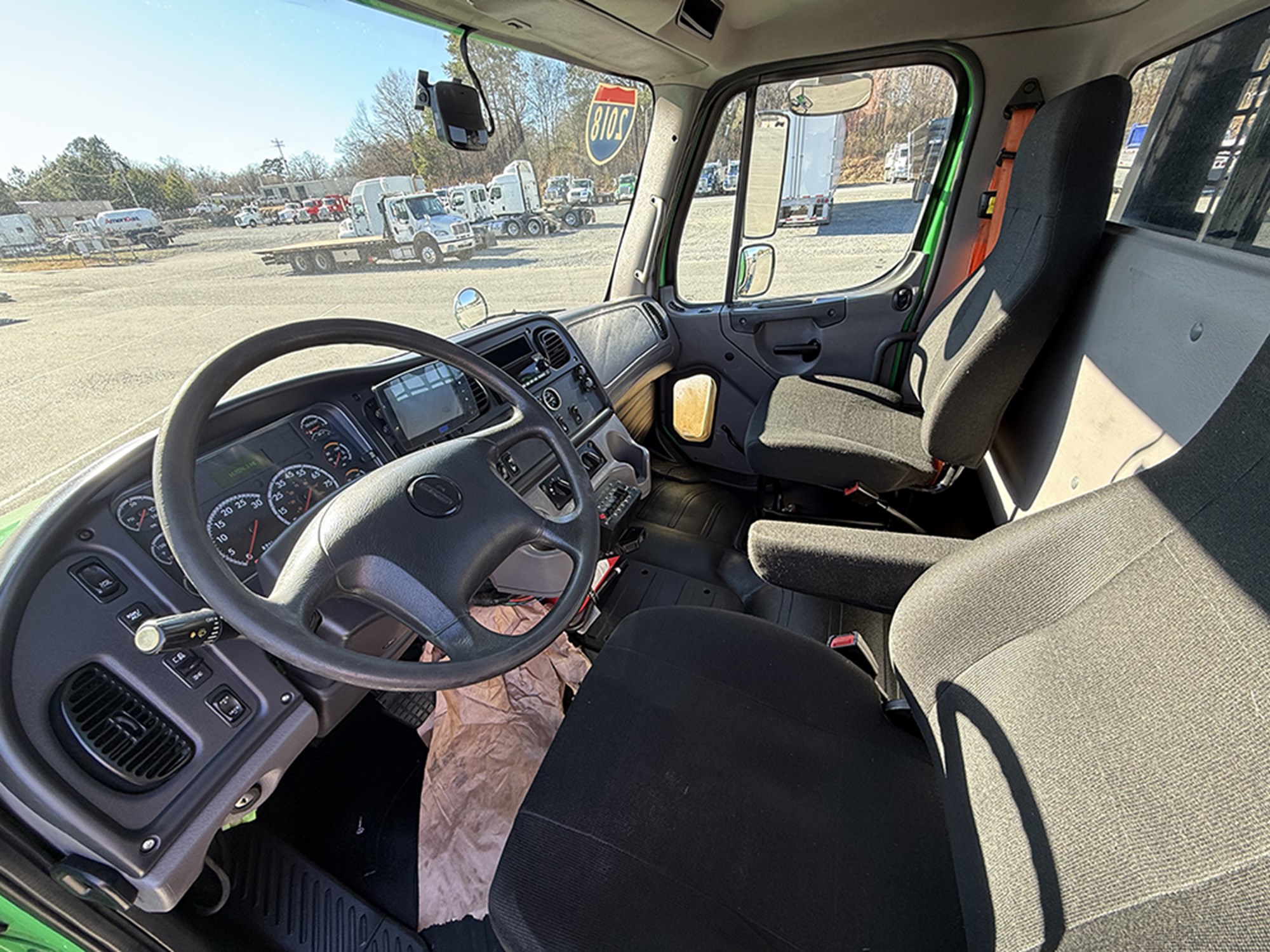 2018 Freightliner M2106 1765483649213 2018 Freightliner M2106 1765483649213