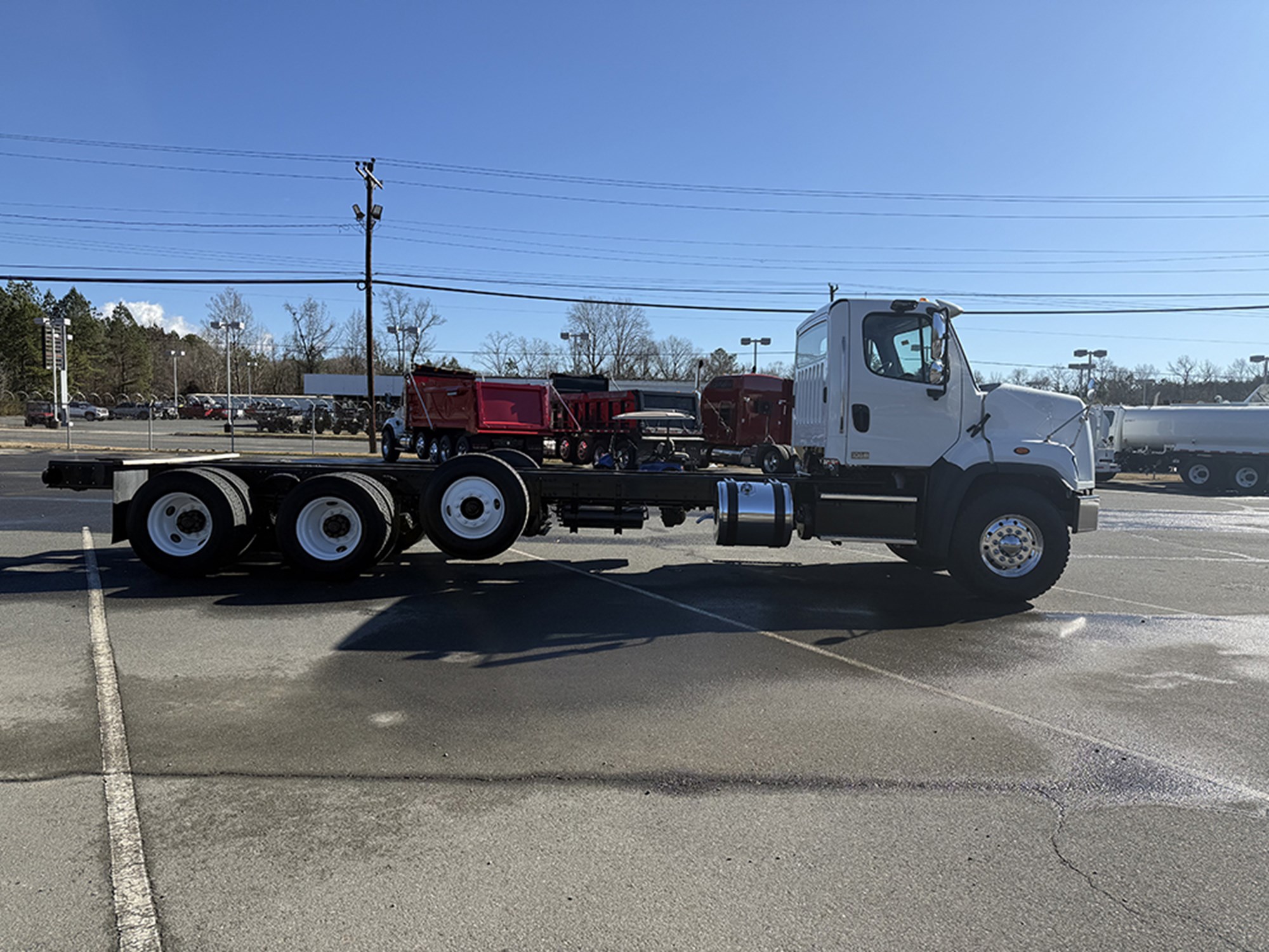 2018 Freightliner 108SD - image 3 of 6