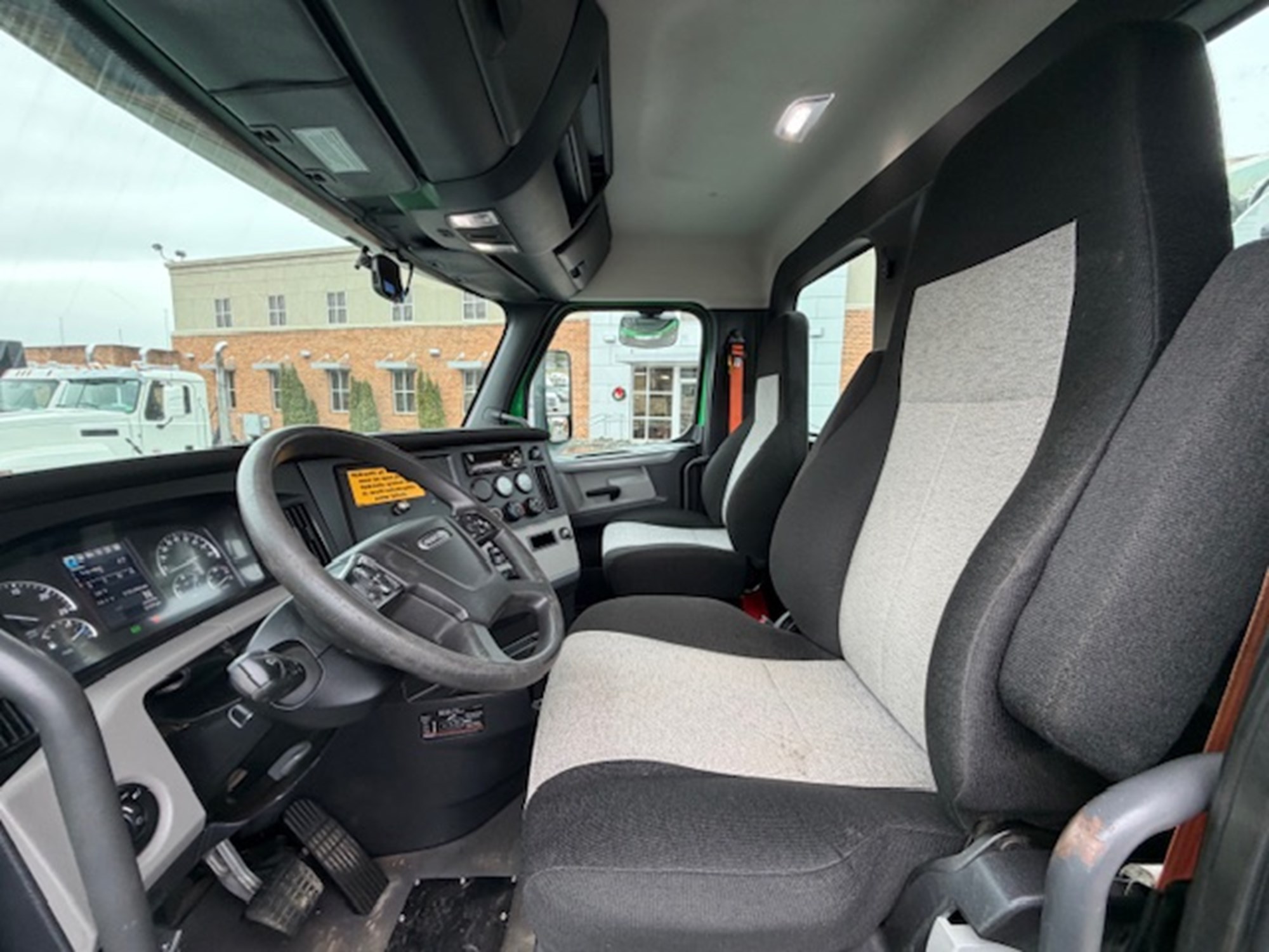 2019 Freightliner Cascadia 116 2019 Freightliner Cascadia 116 - image 5 of 6