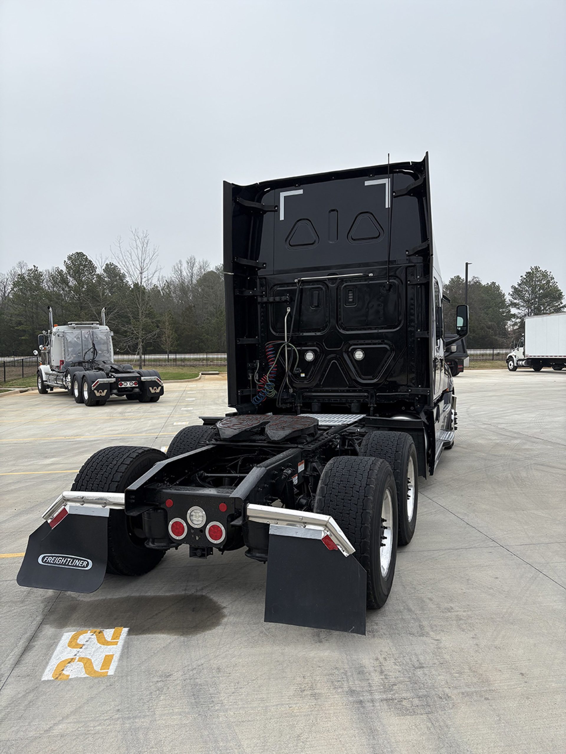 2022 Freightliner Cascadia 126 2022 Freightliner Cascadia 126 - image 4 of 6