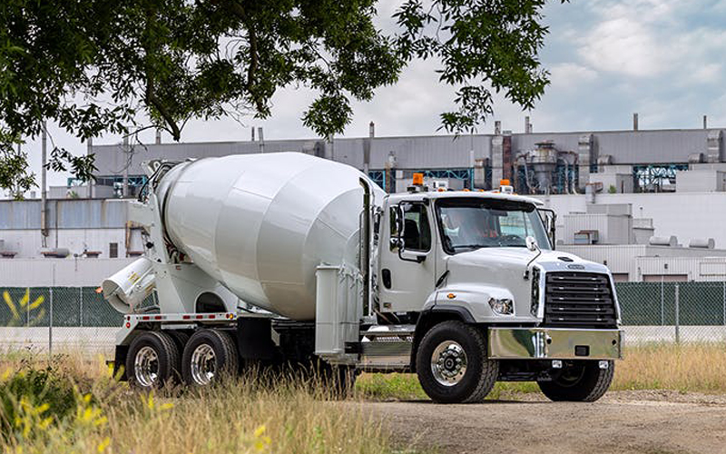 Freightliner 114SD Plus Freightliner 114SD Plus - image 2 of 6