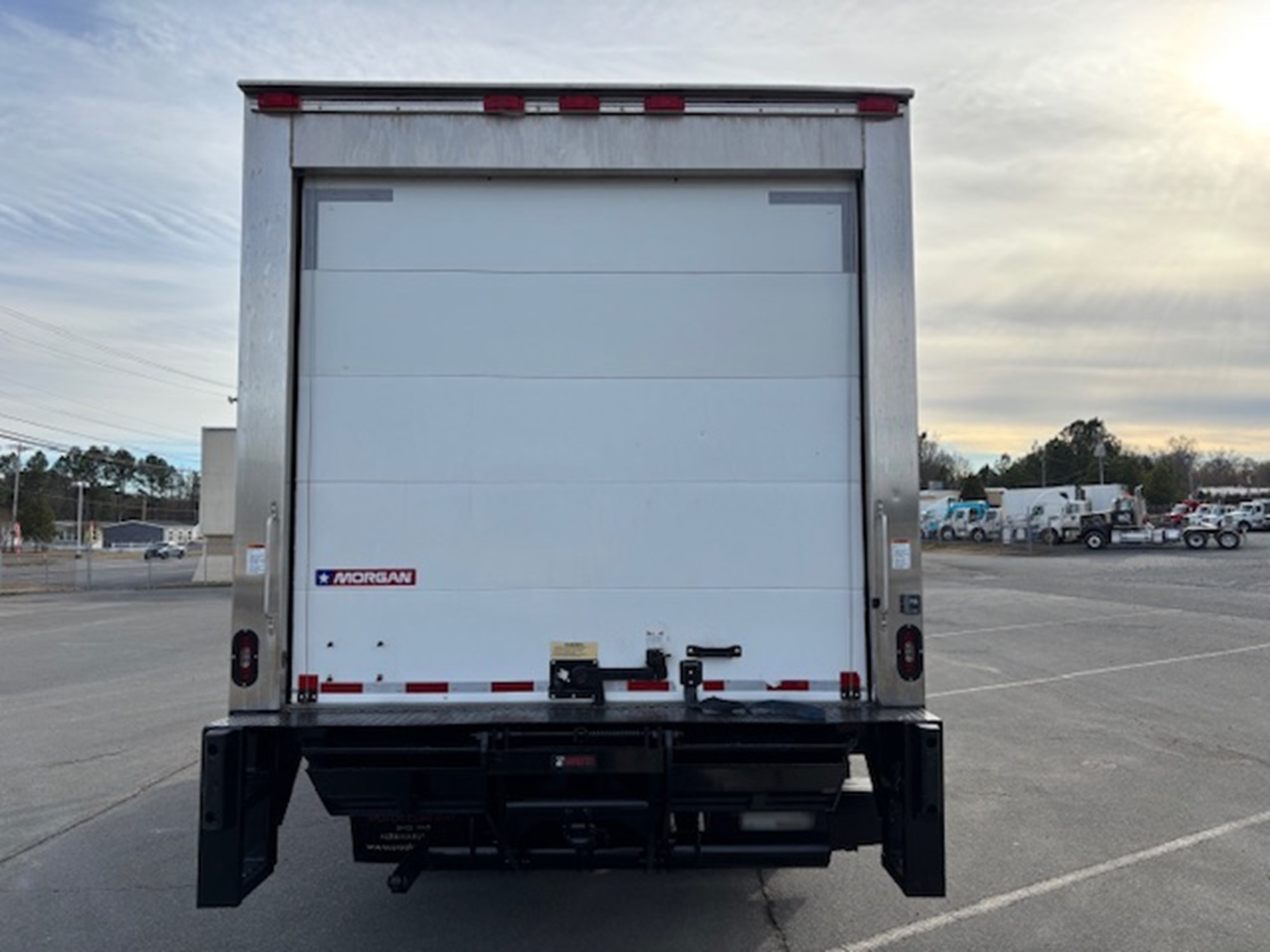 2018 Isuzu NPR-HD 2018 Isuzu NPR-HD - image 3 of 6