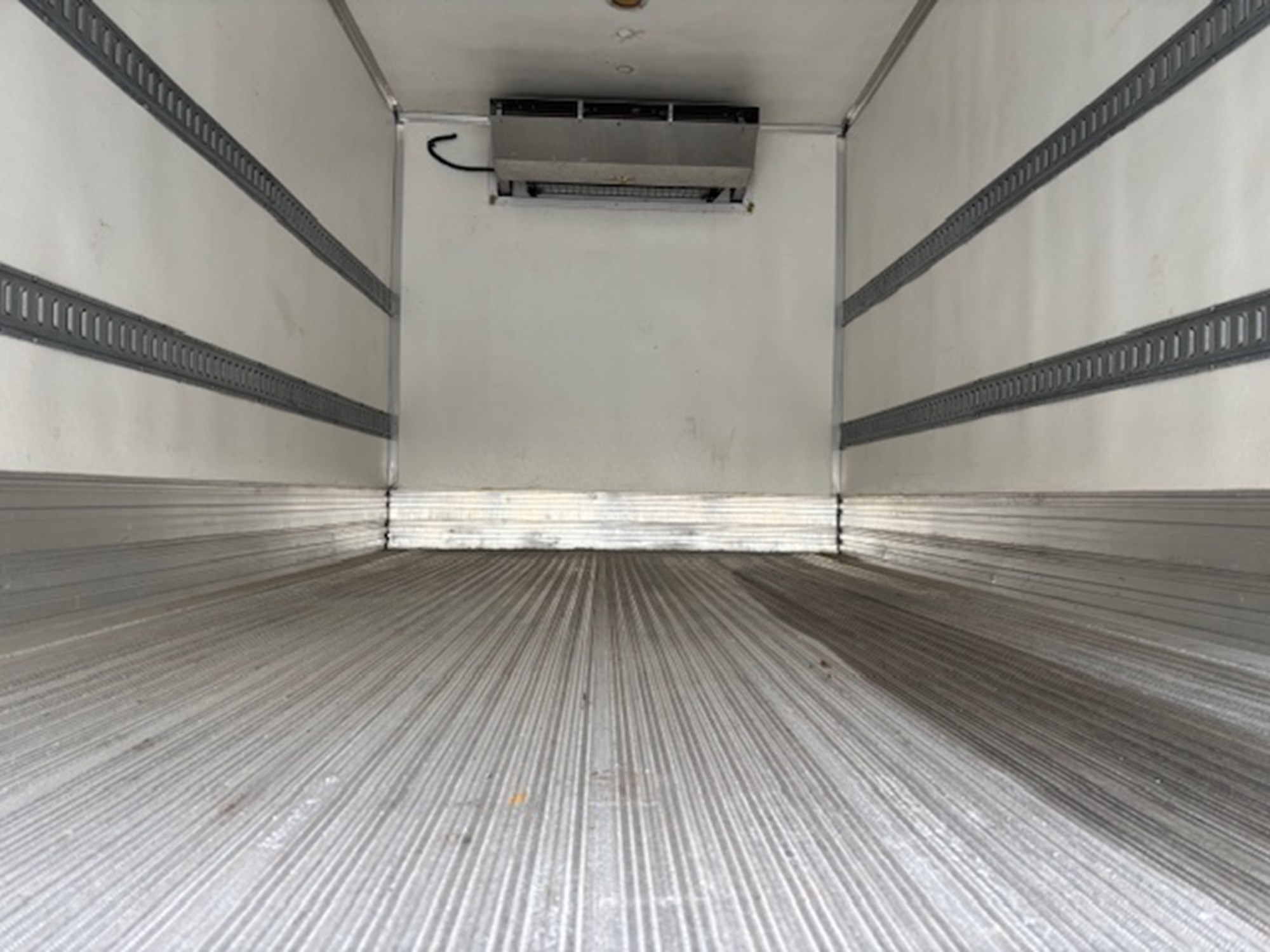 2018 Isuzu NPR-HD 2018 Isuzu NPR-HD - image 4 of 6