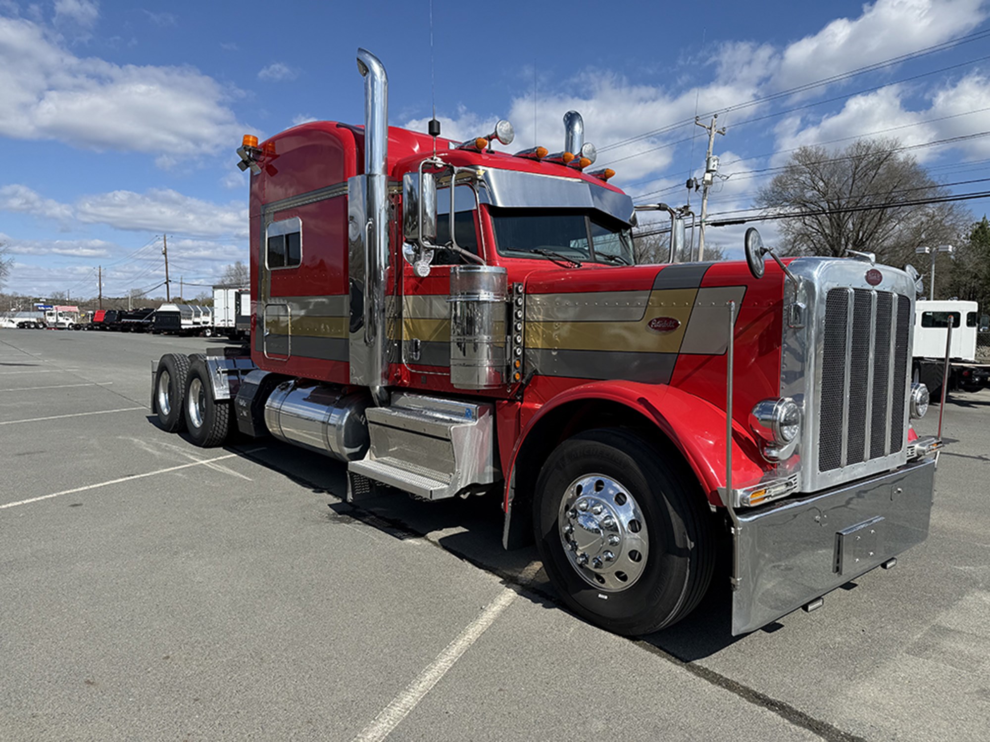 2021 Peterbilt 389 - image 2 of 6