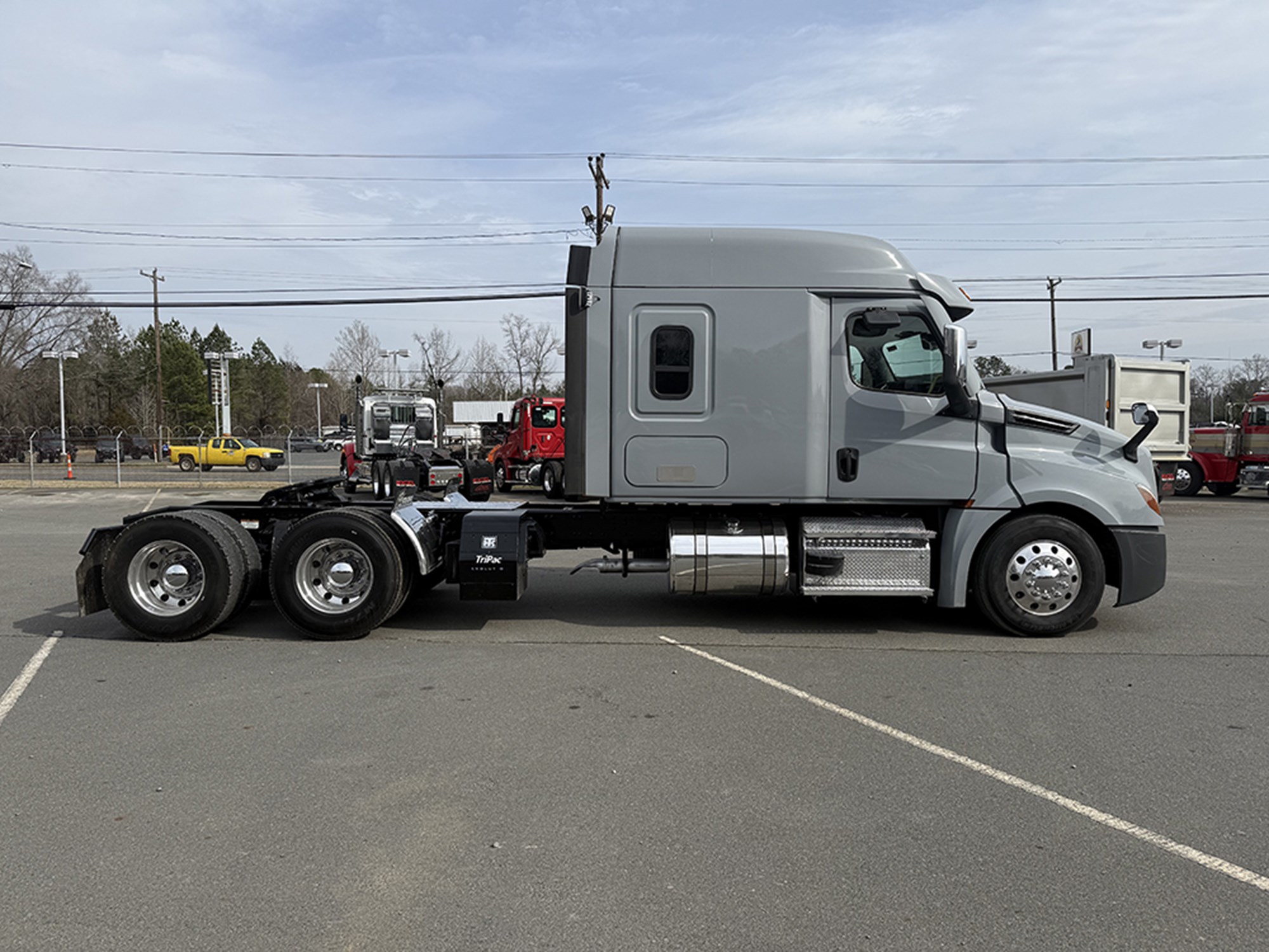 2020 Freightliner Cascadia 126 2020 Freightliner Cascadia 126 - image 3 of 6