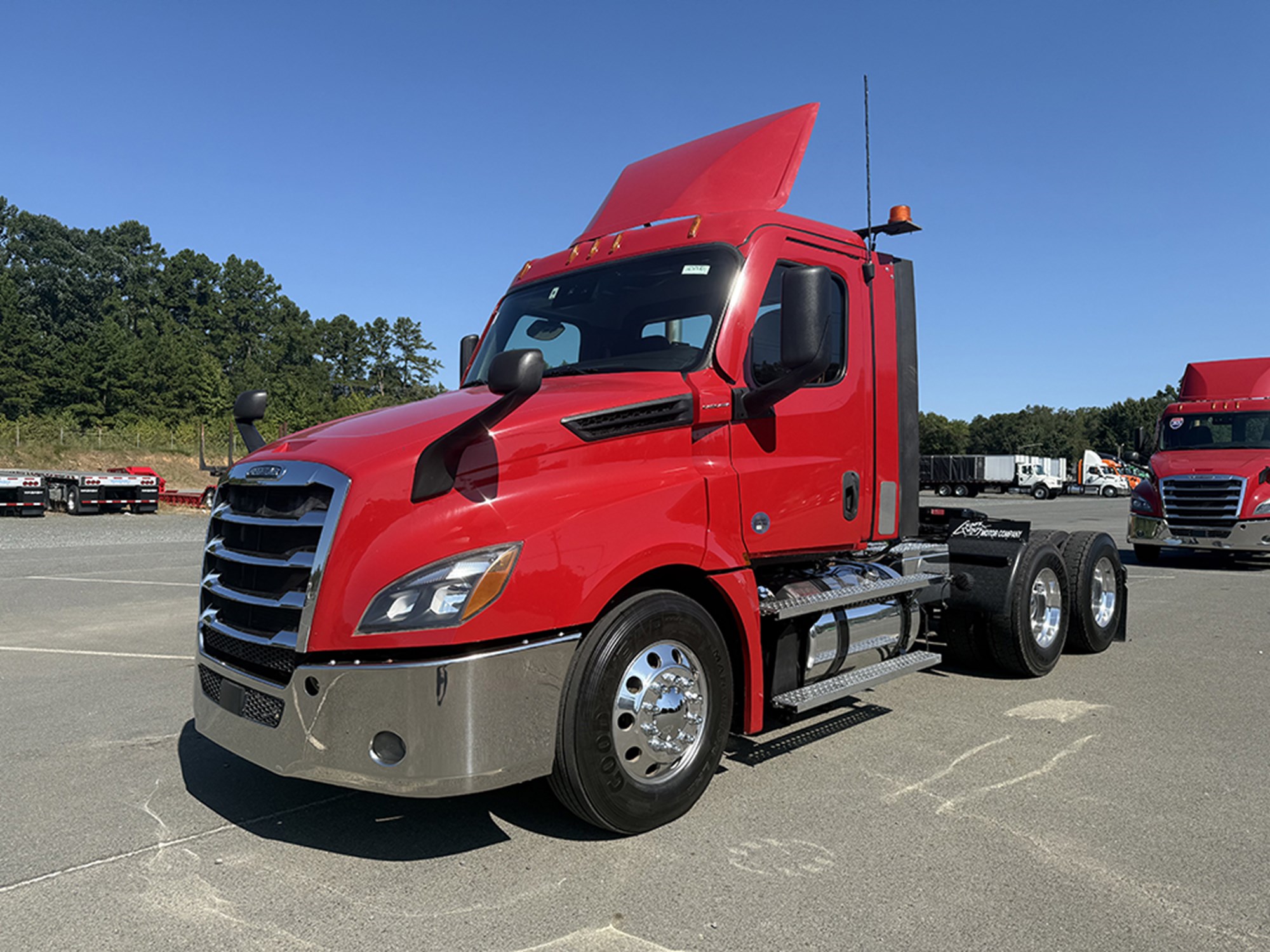 2021 Freightliner Cascadia - image 1