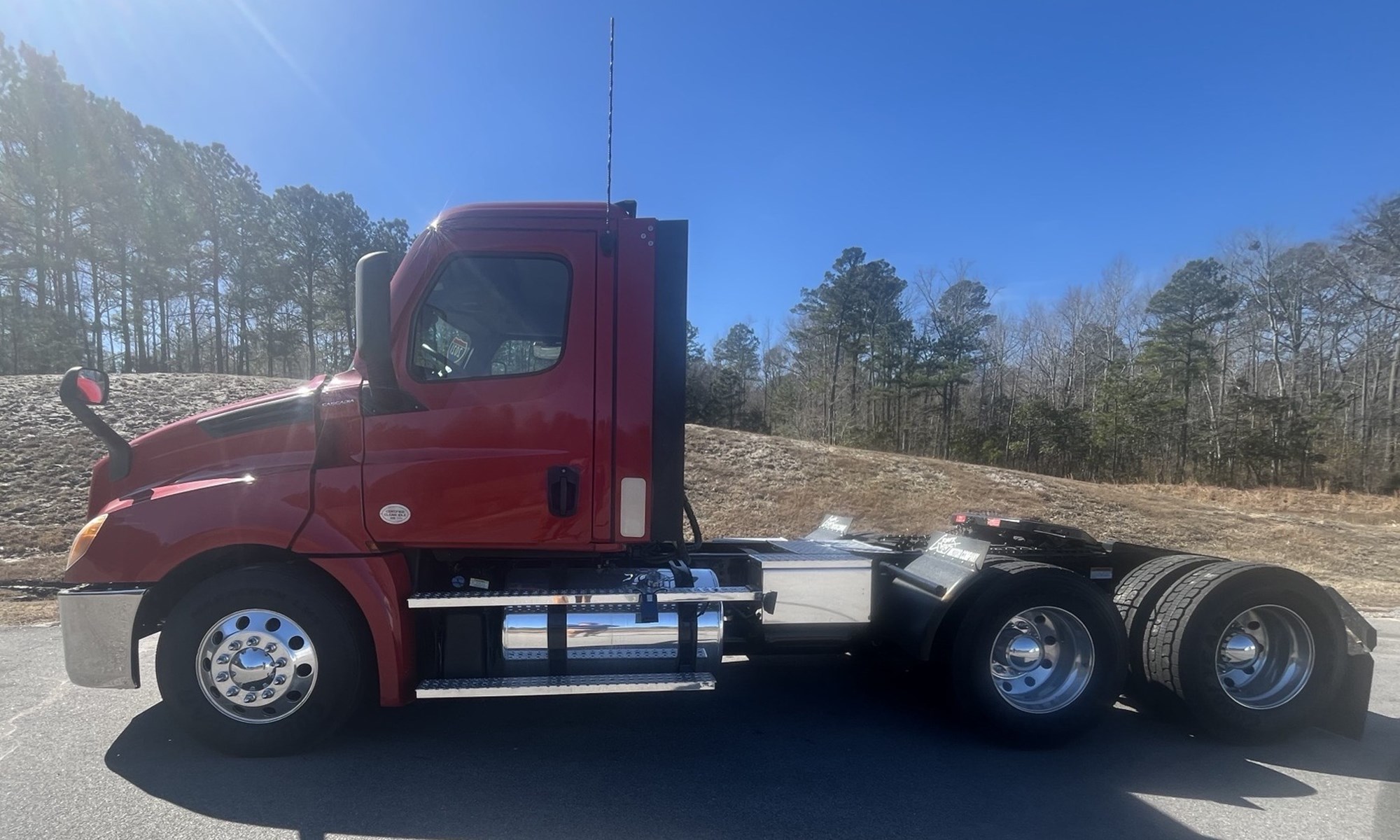 2021 Freightliner Cascadia 126 2021 Freightliner Cascadia 126 - image 2 of 6