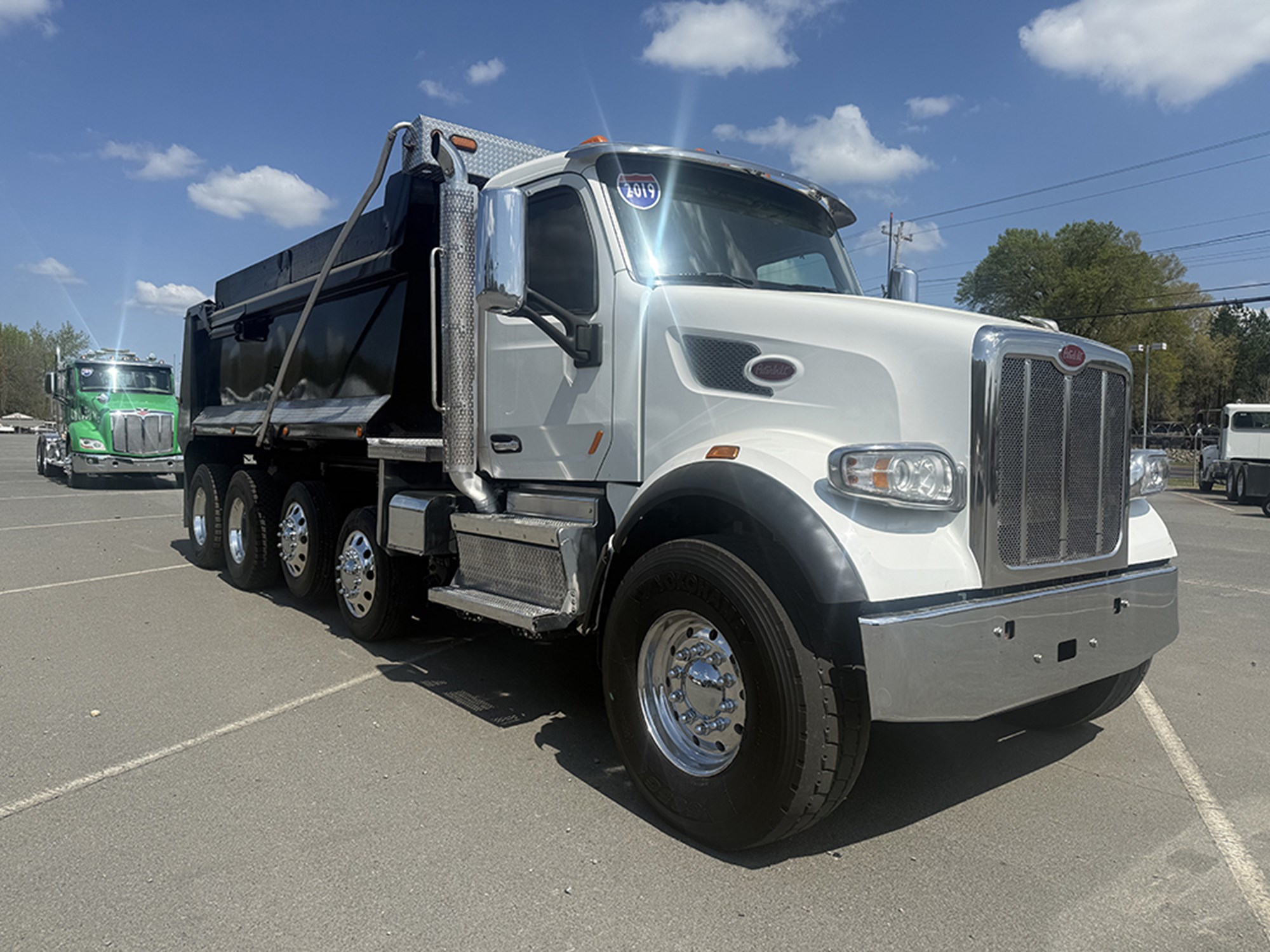 2019 Peterbilt 567 2019 Peterbilt 567 - image 2 of 6
