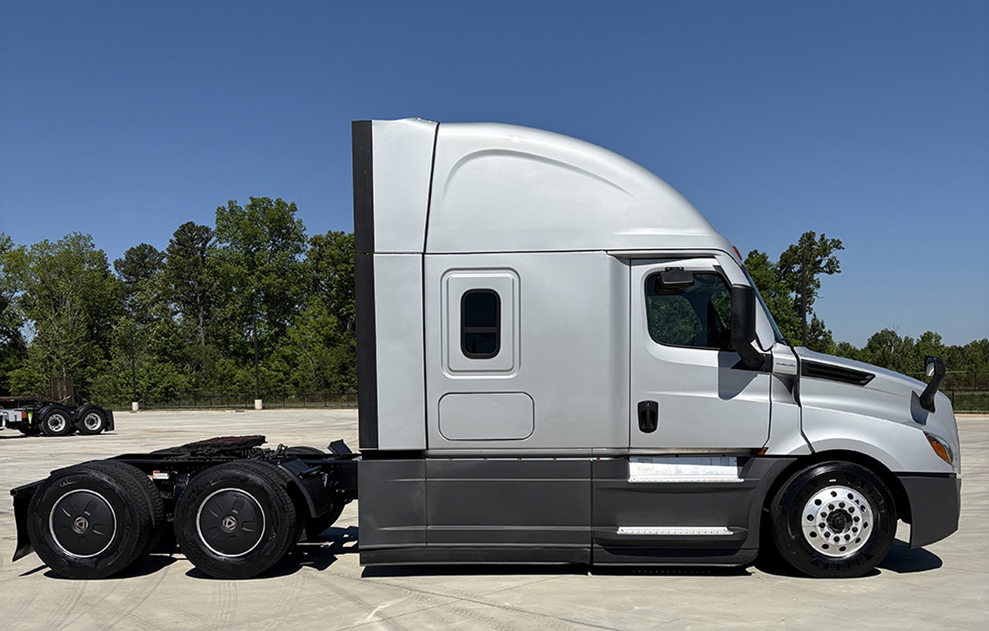 2023 Freightliner Cascadia 126 2023 Freightliner Cascadia 126 - image 3 of 6