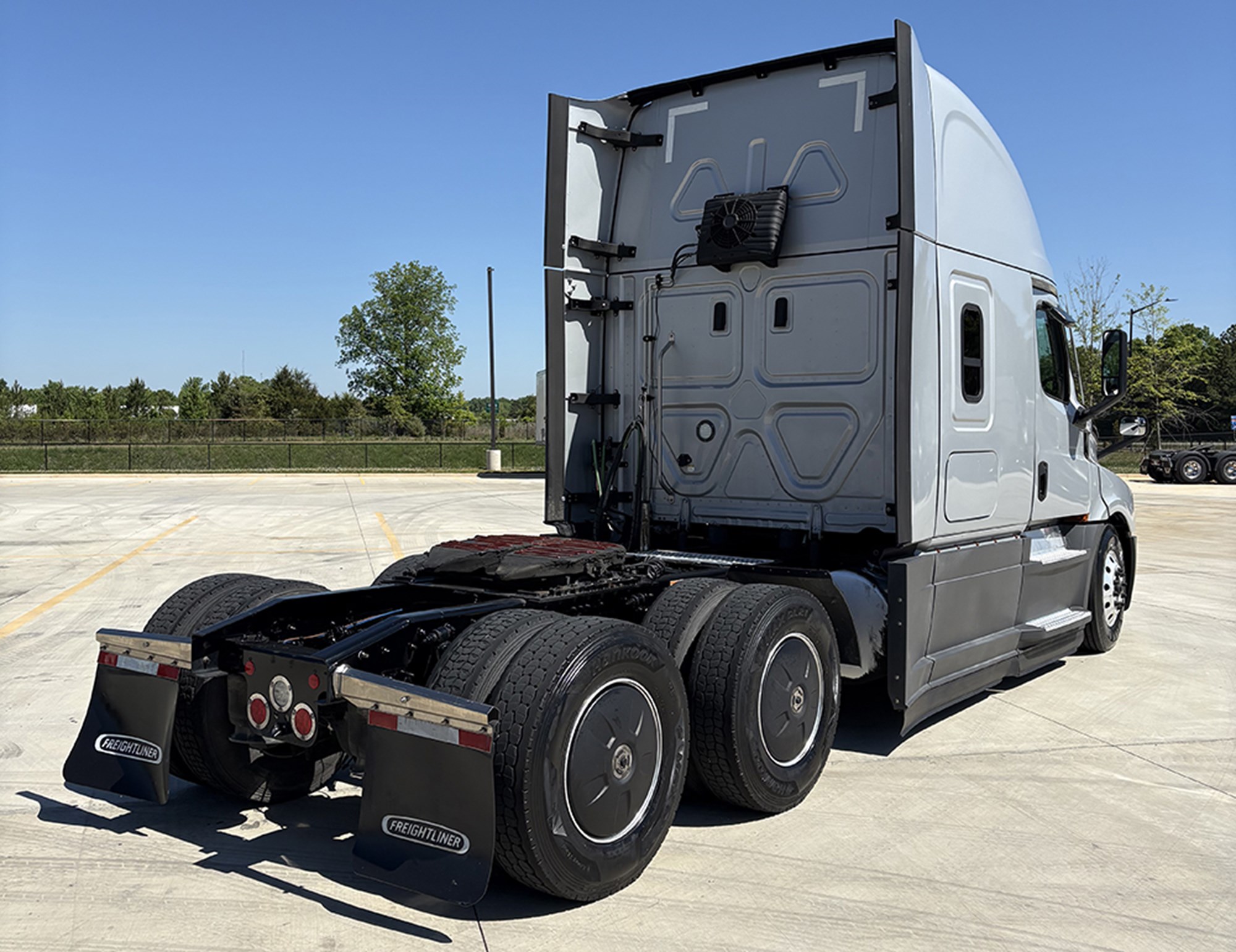 2023 Freightliner Cascadia 126 2023 Freightliner Cascadia 126 - image 4 of 6