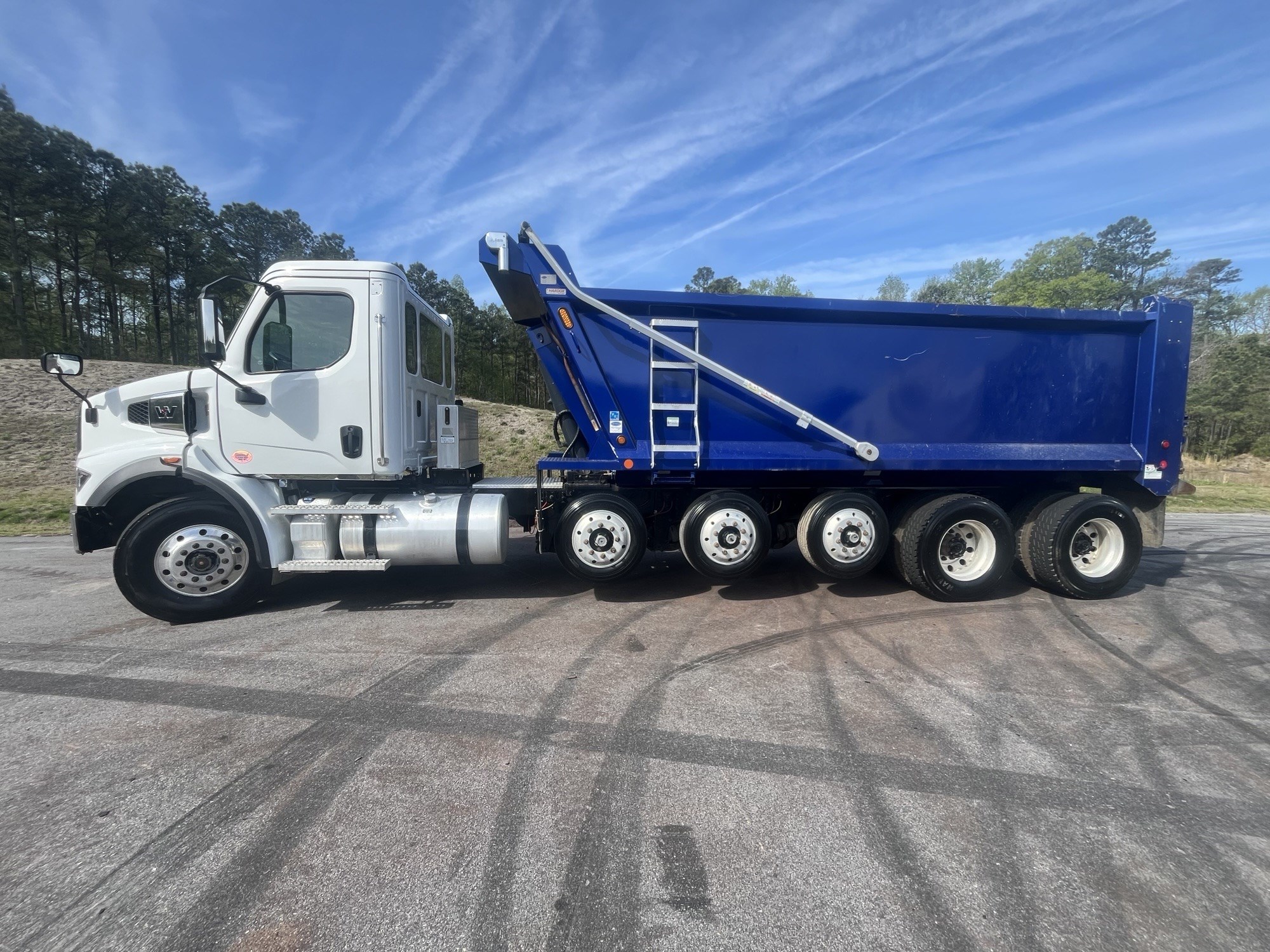 2025 Western Star 47X 2025 Western Star 47X - image 2 of 6