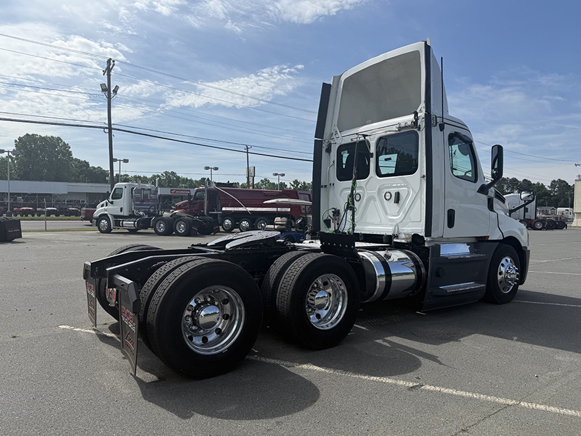 2020 Freightliner Cascadia 126 2020 Freightliner Cascadia 126 - image 4 of 6