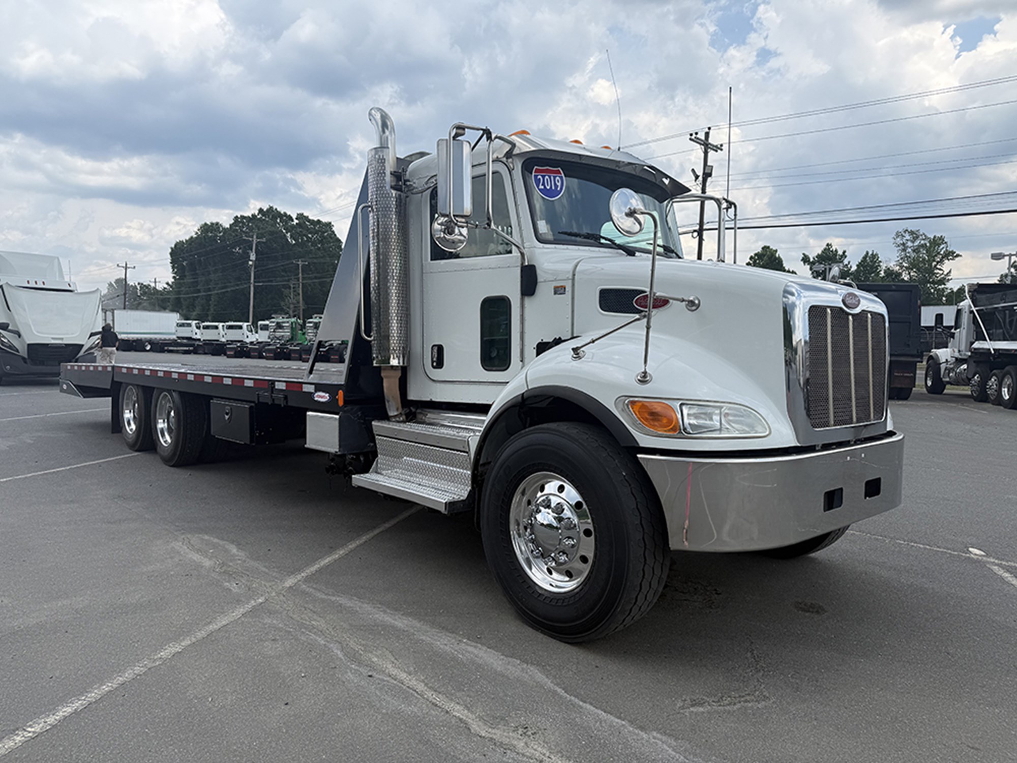 2019 Peterbilt 348 2019 Peterbilt 348 - image 2 of 6