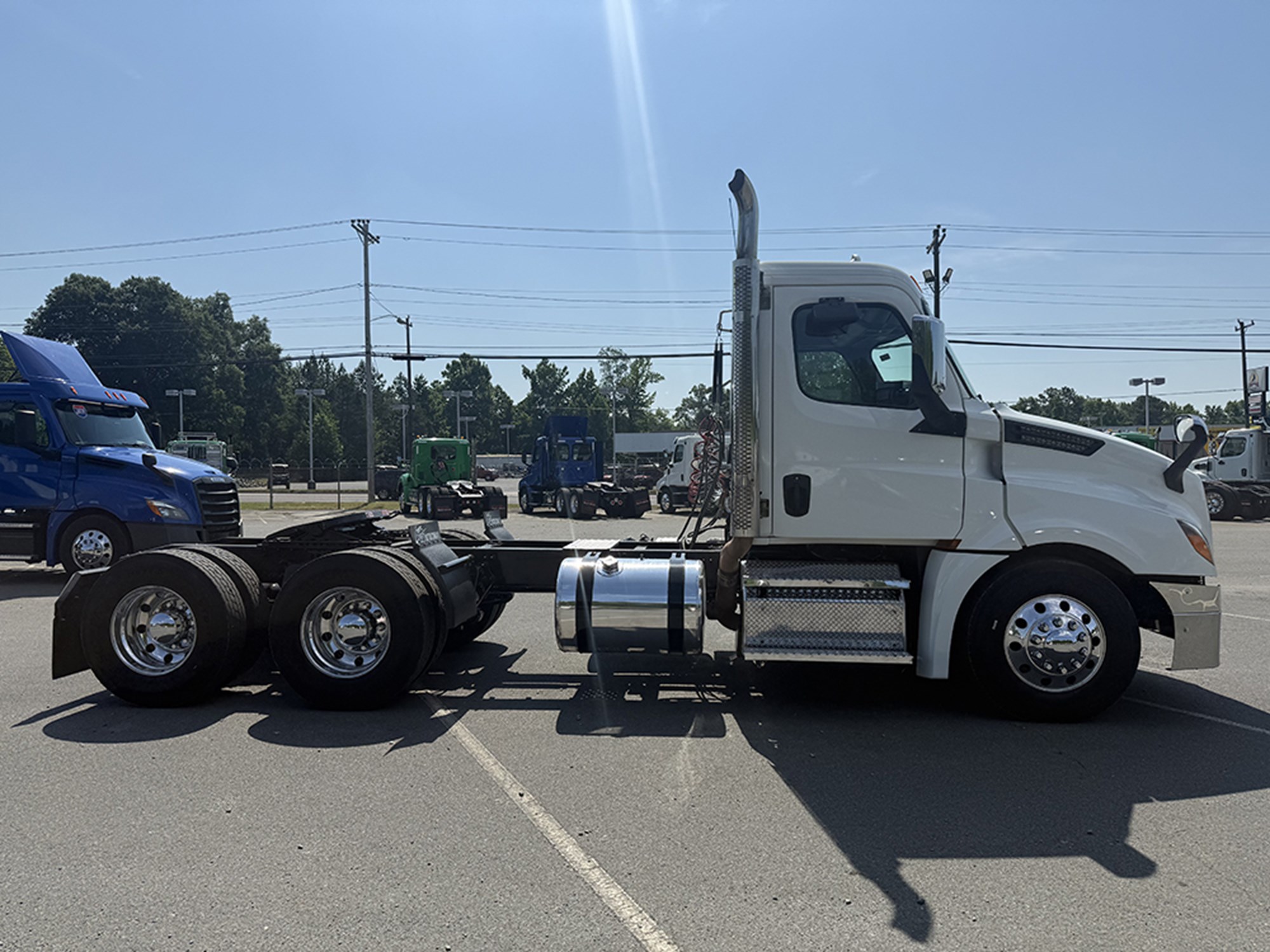 2020 Freightliner Cascadia 126 2020 Freightliner Cascadia 126 - image 3 of 6