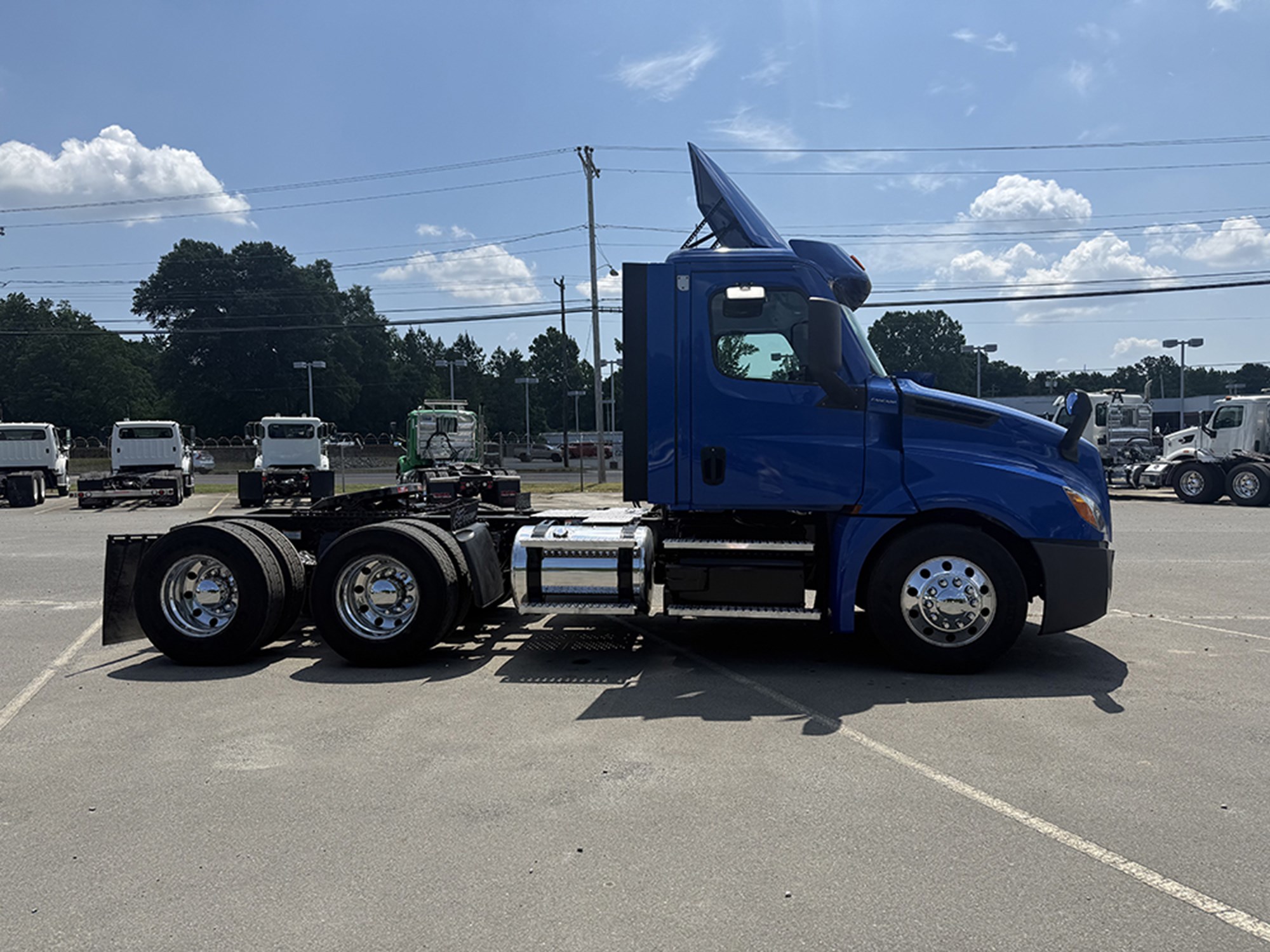 2020 Freightliner Cascadia 126 2020 Freightliner Cascadia 126 - image 3 of 6