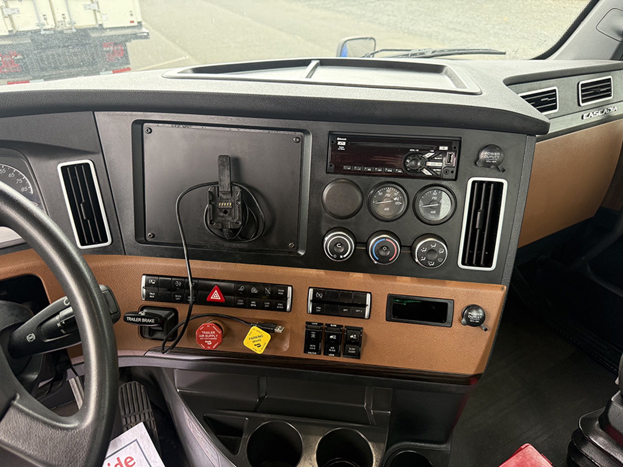 2020 Freightliner Cascadia 126 2020 Freightliner Cascadia 126 - image 5 of 6