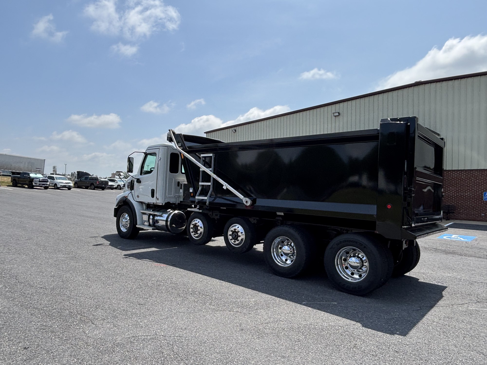 2025 Western Star 47X 2025 Western Star 47X - image 3 of 6