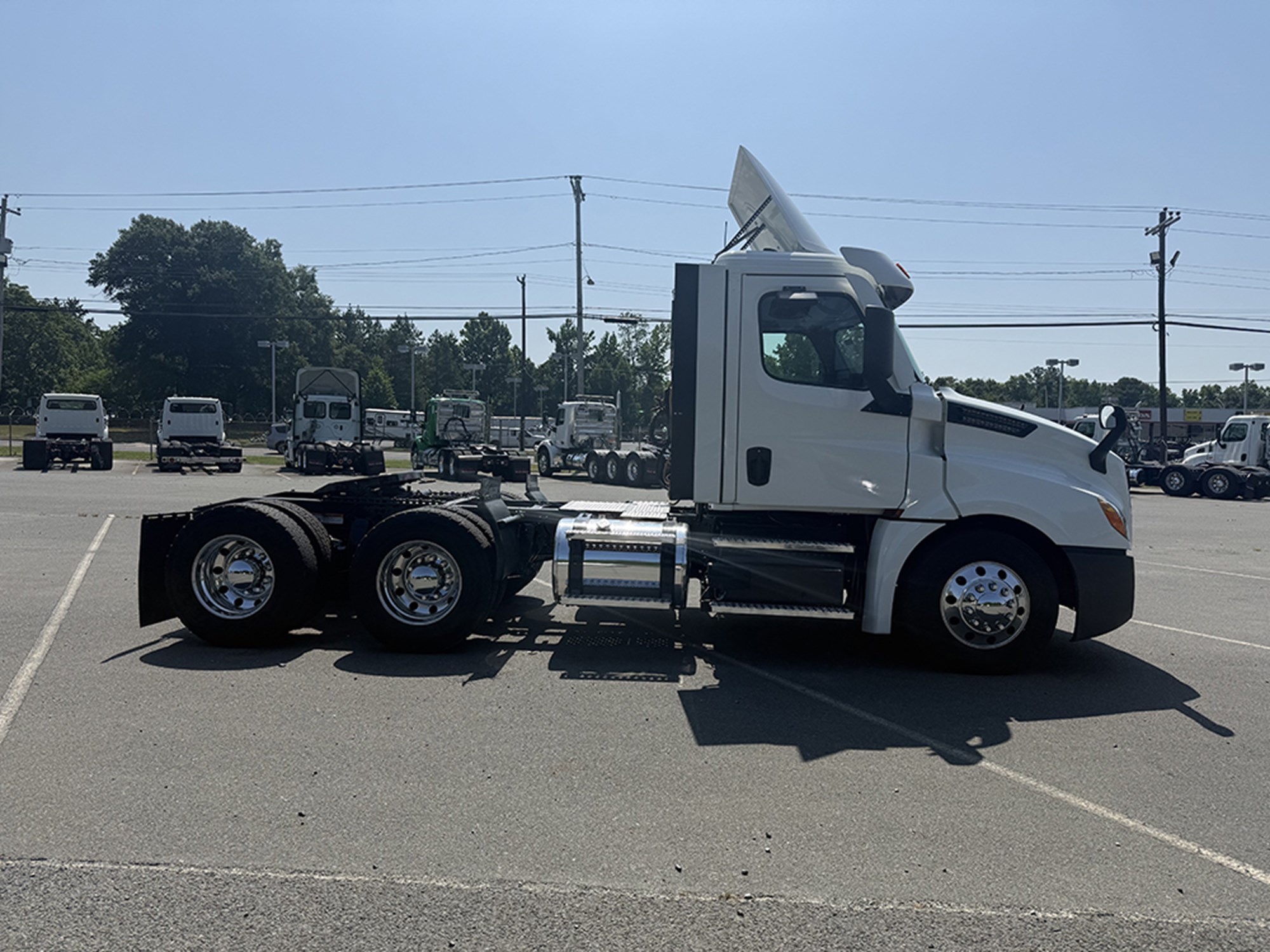2020 Freightliner Cascadia 126 2020 Freightliner Cascadia 126 - image 3 of 6