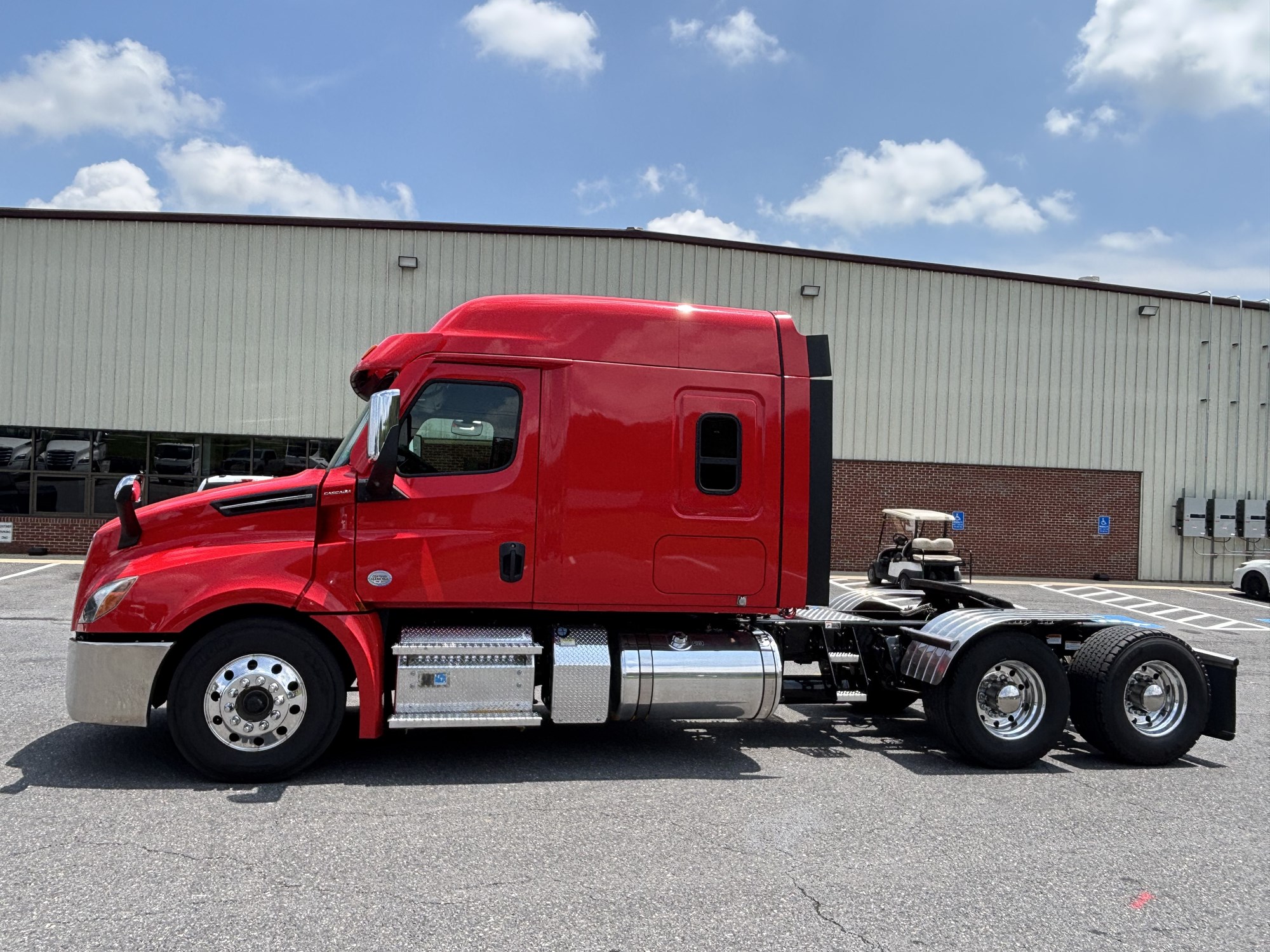 2020 Freightliner Cascadia 126 2020 Freightliner Cascadia 126 - image 2 of 6