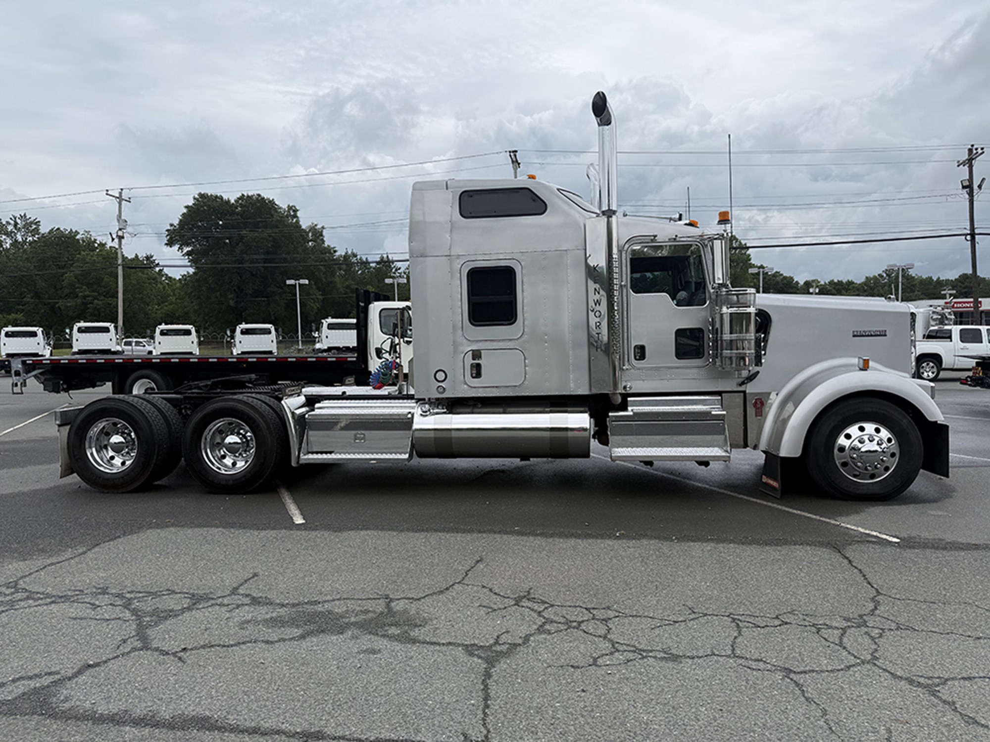 2022 Kenworth W9 Series 2022 Kenworth W9 Series - image 3 of 6