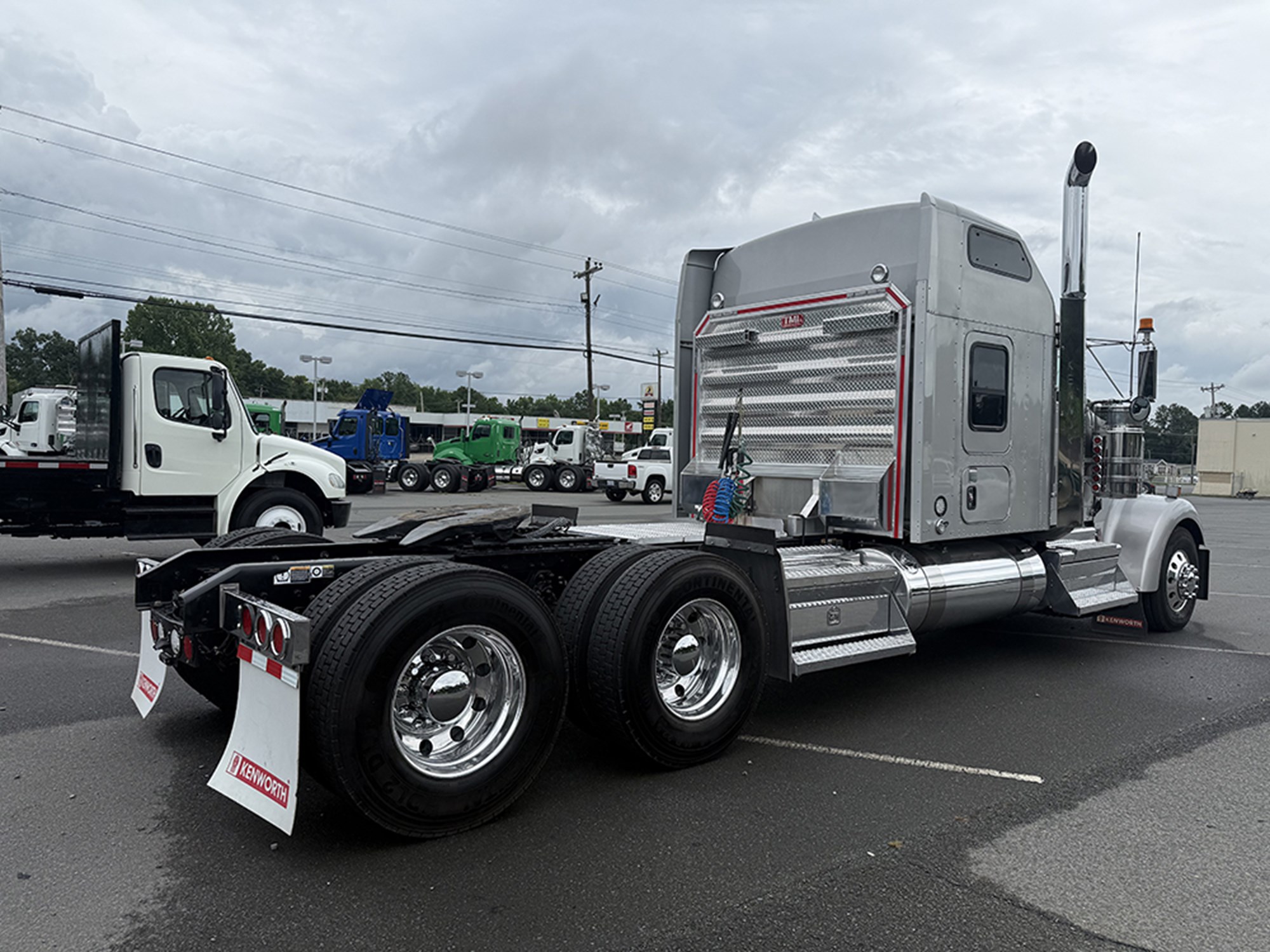 2022 Kenworth W9 Series 2022 Kenworth W9 Series - image 4 of 6