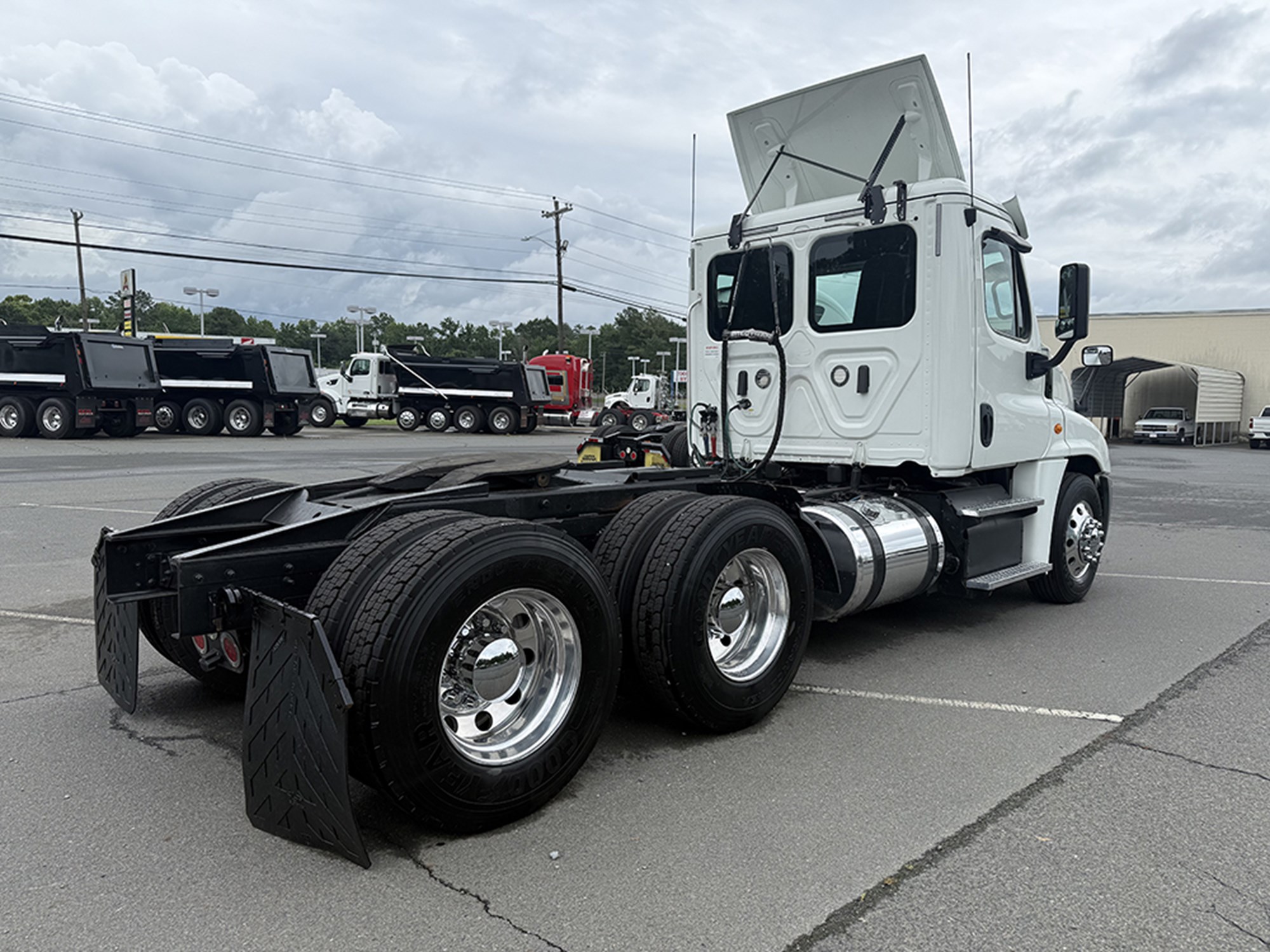 2018 Freightliner Cascadia 125 2018 Freightliner Cascadia 125 - image 4 of 6