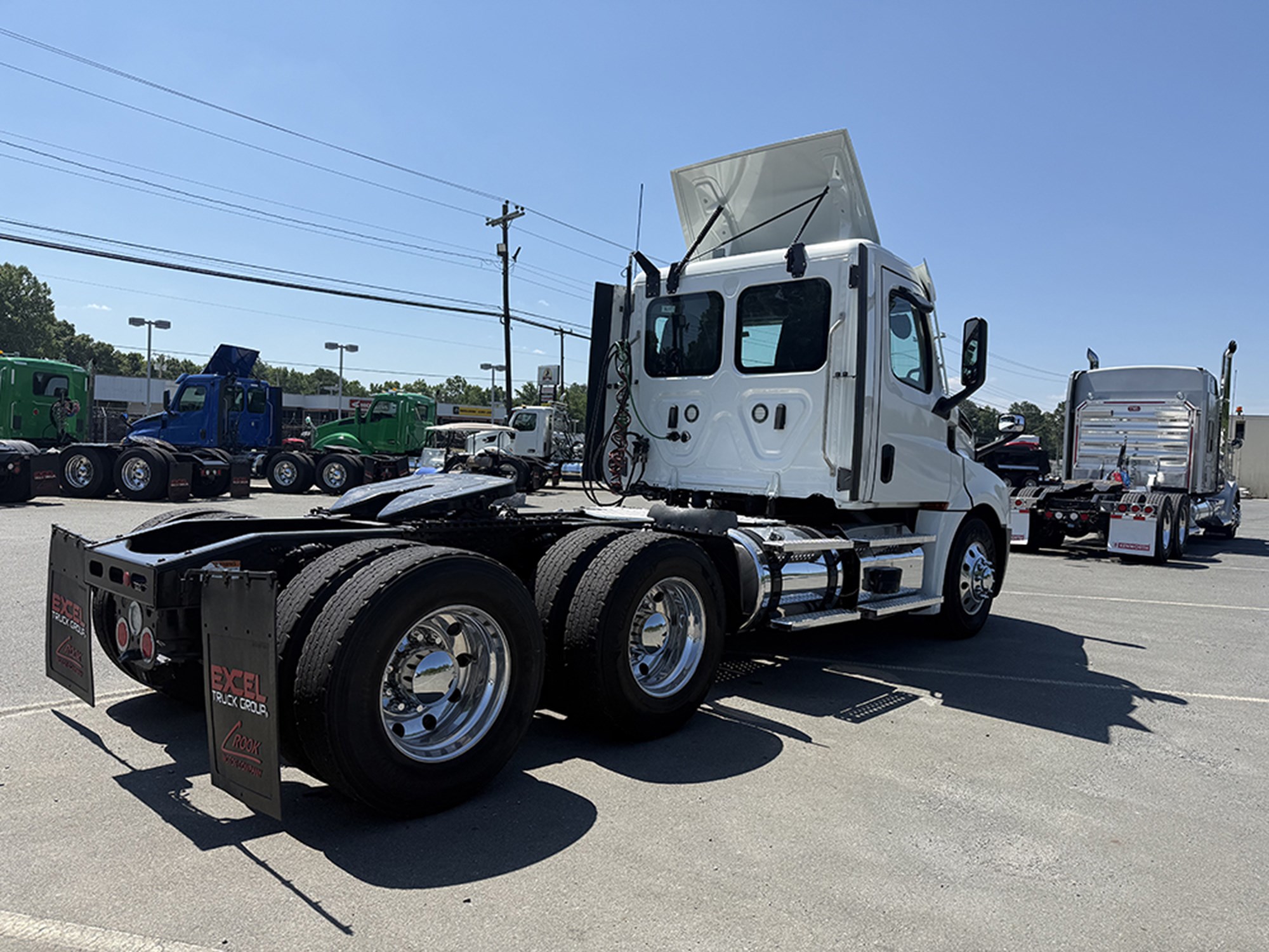 2022 Freightliner CASCADIA 126 2022 Freightliner CASCADIA 126 - image 4 of 6