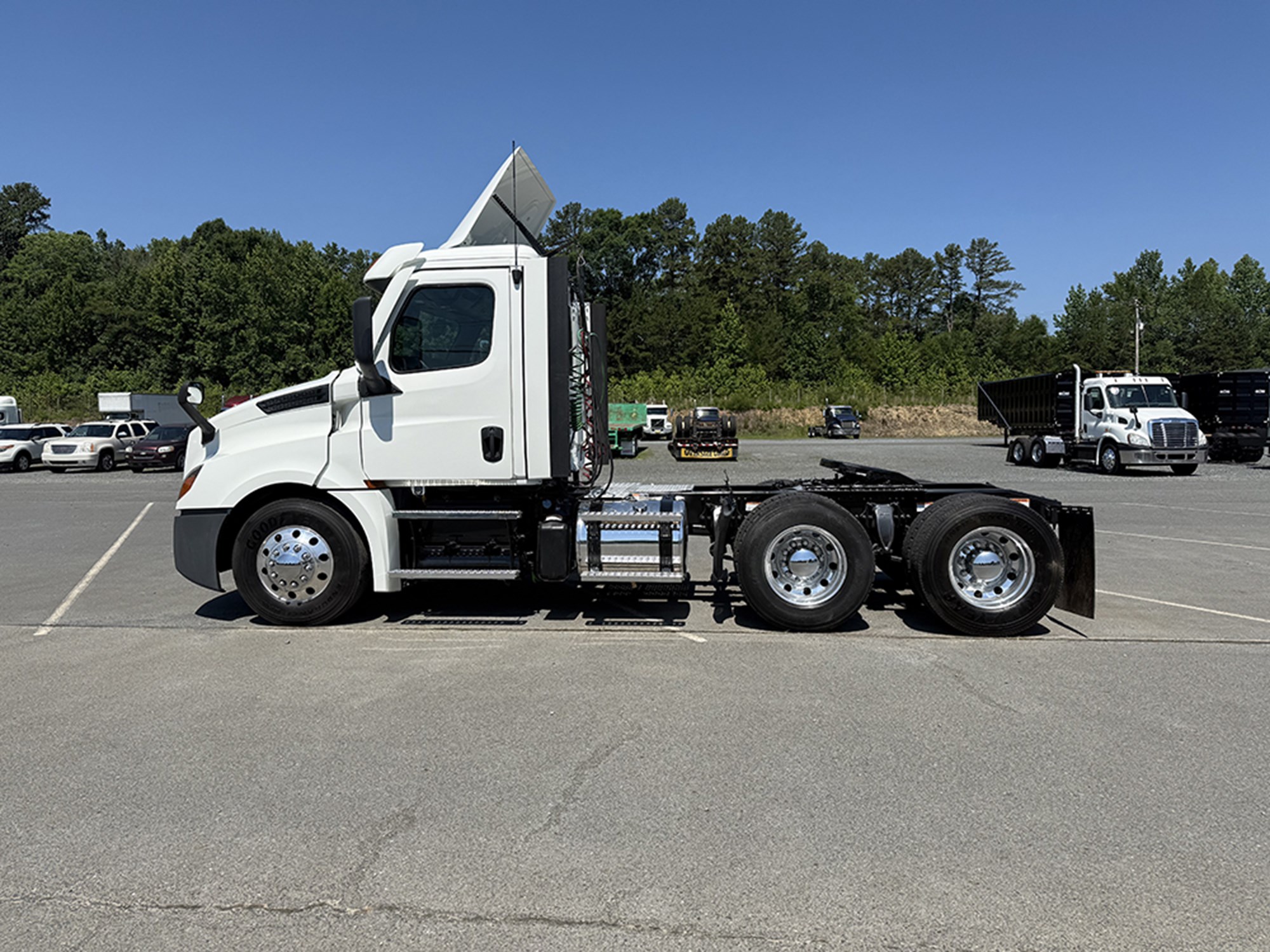2022 Freightliner CASCADIA 126 1784132253570 2022 Freightliner CASCADIA 126 1784132253570