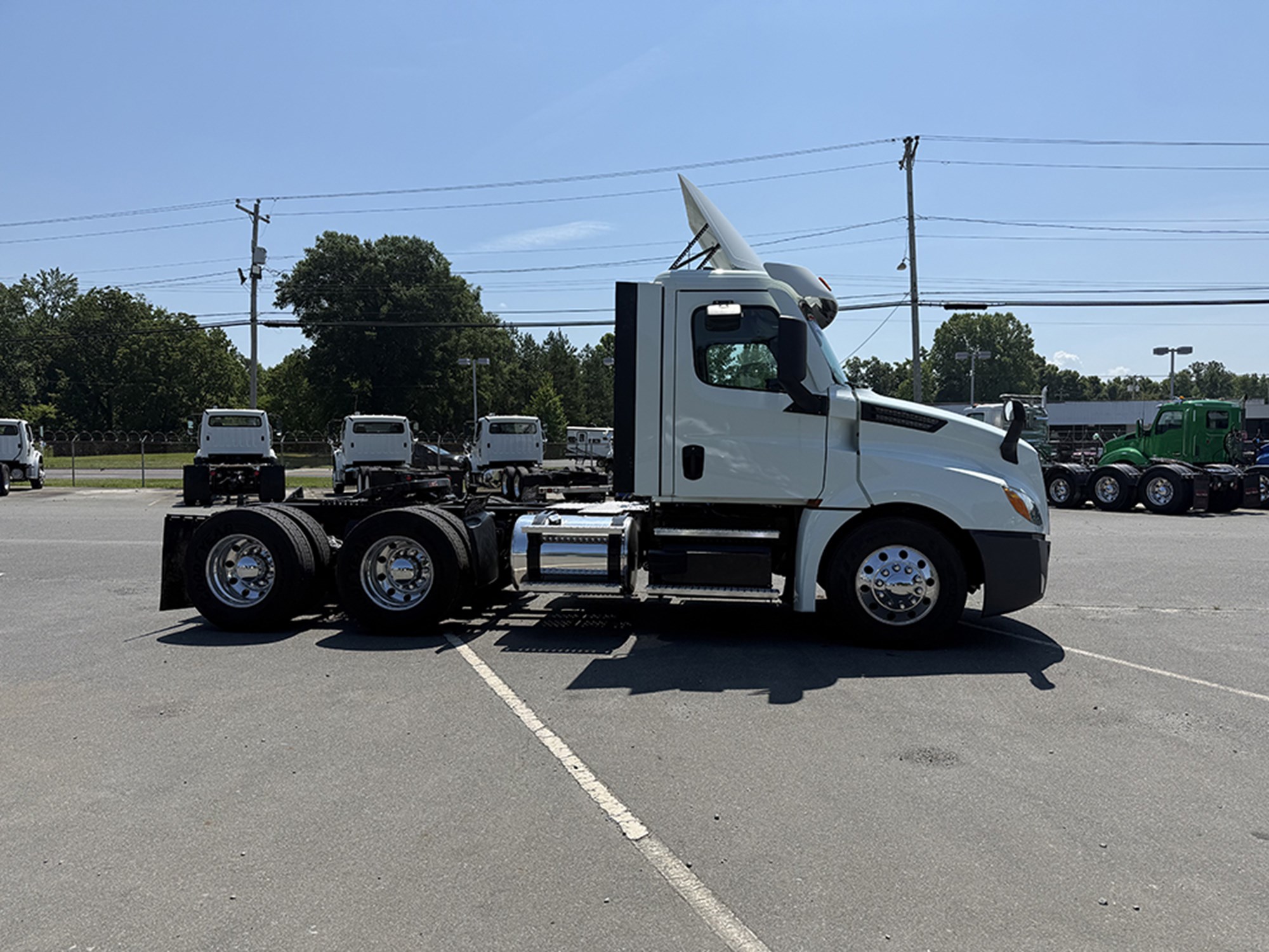 2020 Freightliner Cascadia 126 2020 Freightliner Cascadia 126 - image 3 of 6