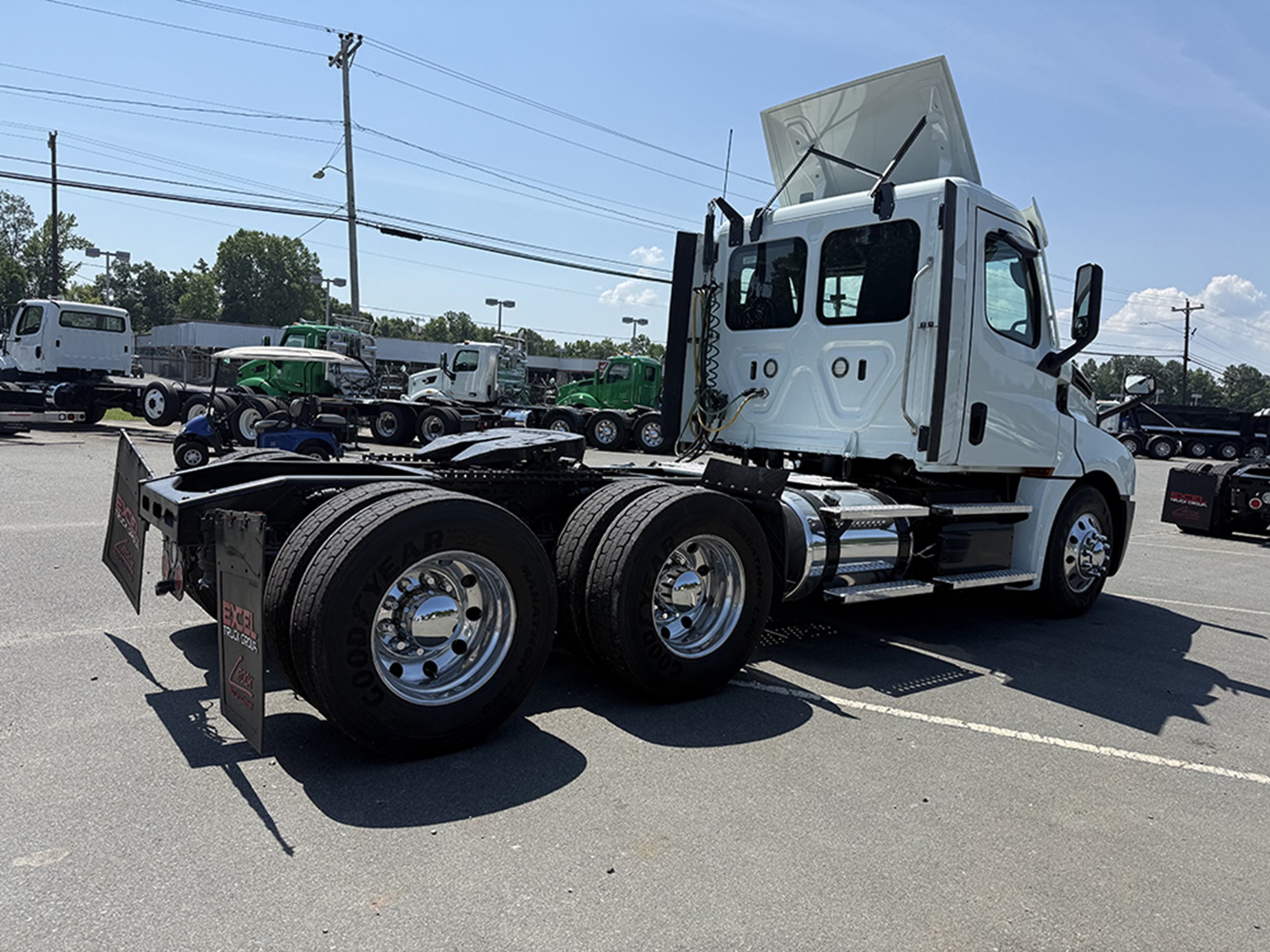 2020 Freightliner Cascadia 126 2020 Freightliner Cascadia 126 - image 4 of 6