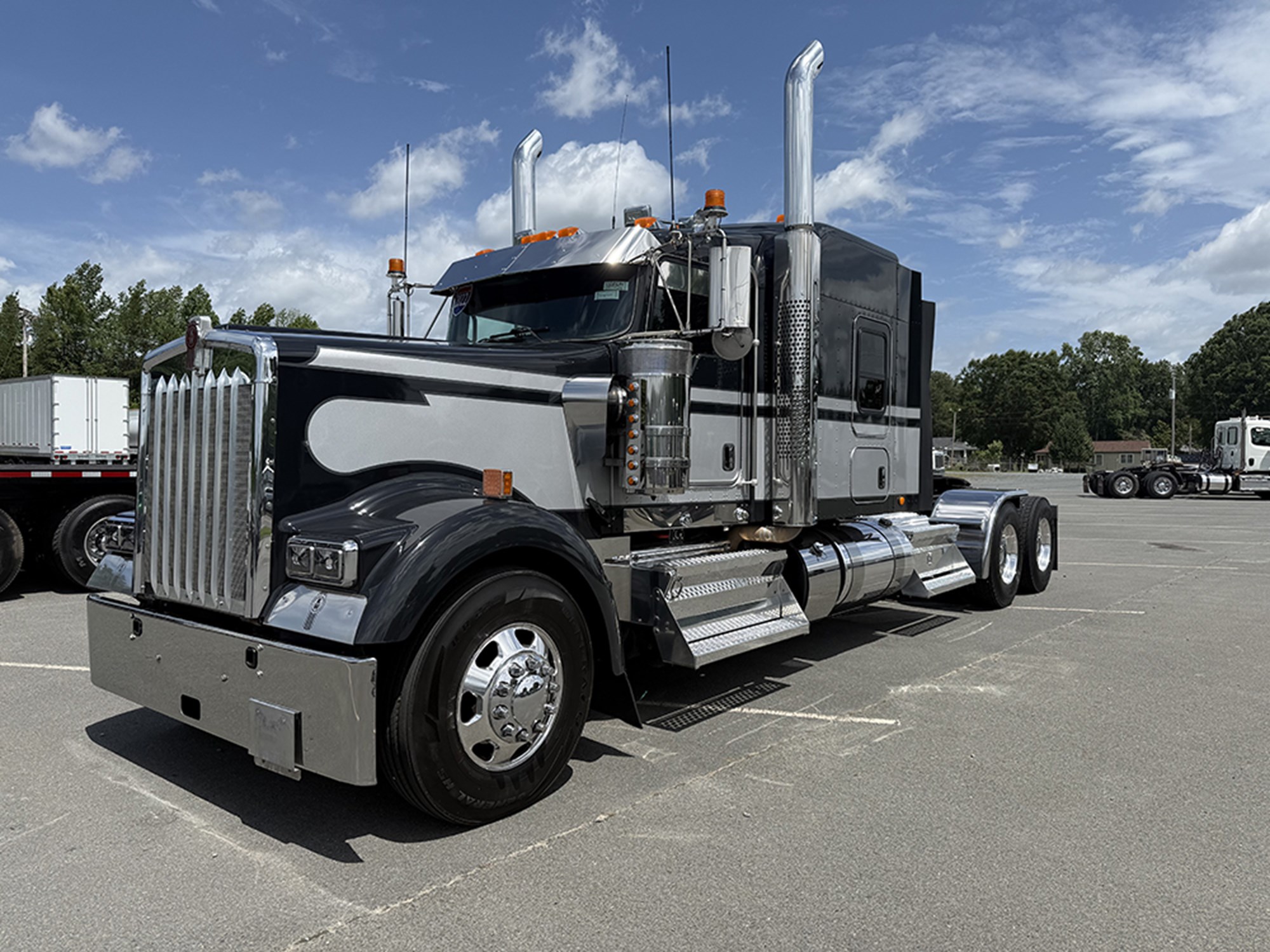 2022 Kenworth W9 Series 2022 Kenworth W9 Series - image 1 of 6