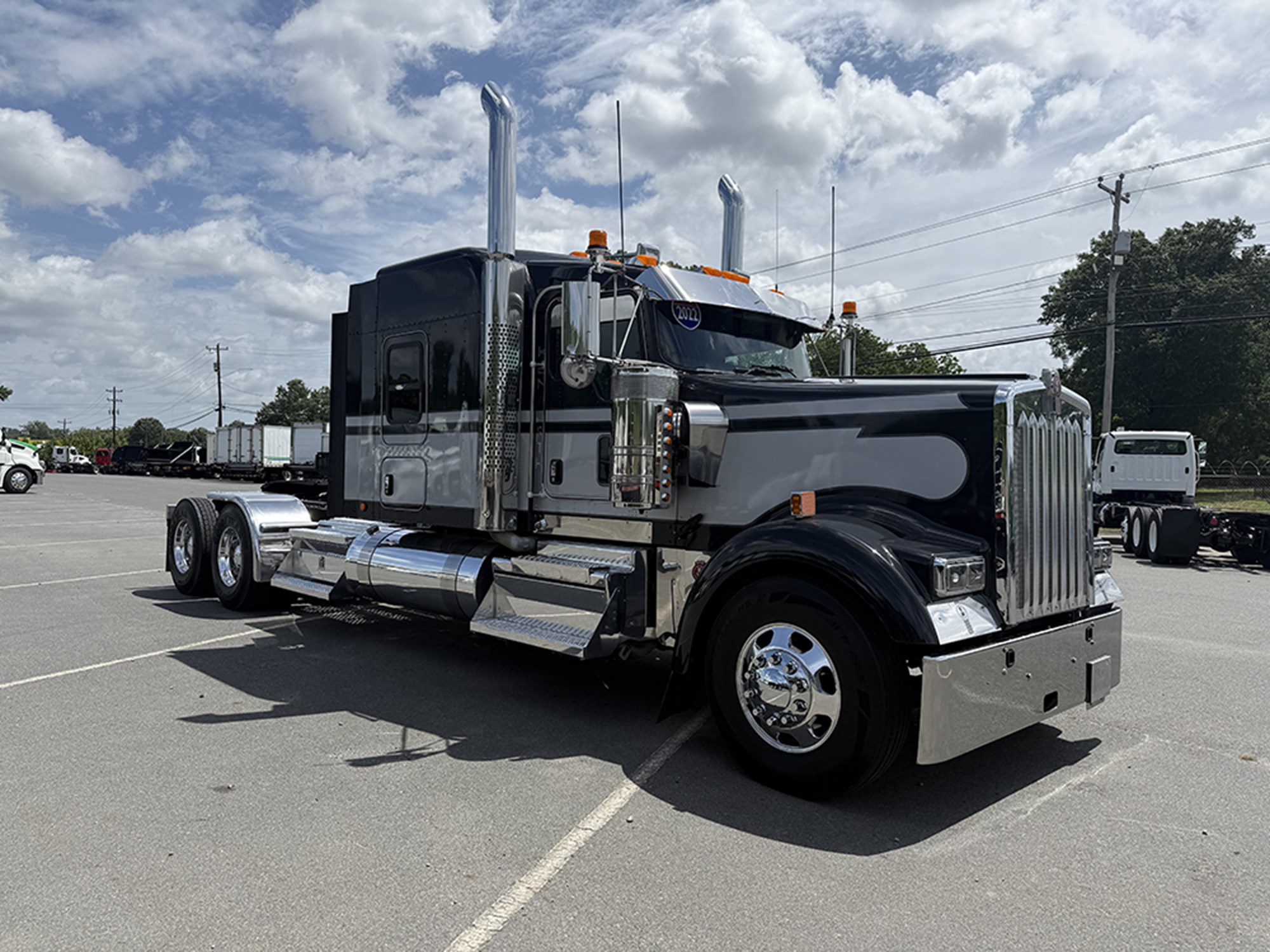 2022 Kenworth W9 Series 2022 Kenworth W9 Series - image 2 of 6