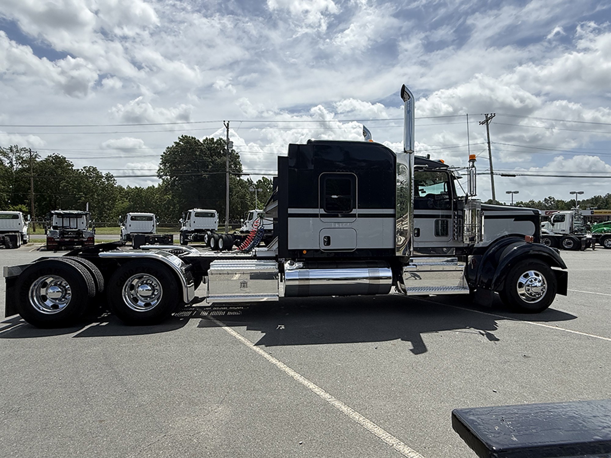 2022 Kenworth W9 Series 2022 Kenworth W9 Series - image 3 of 6