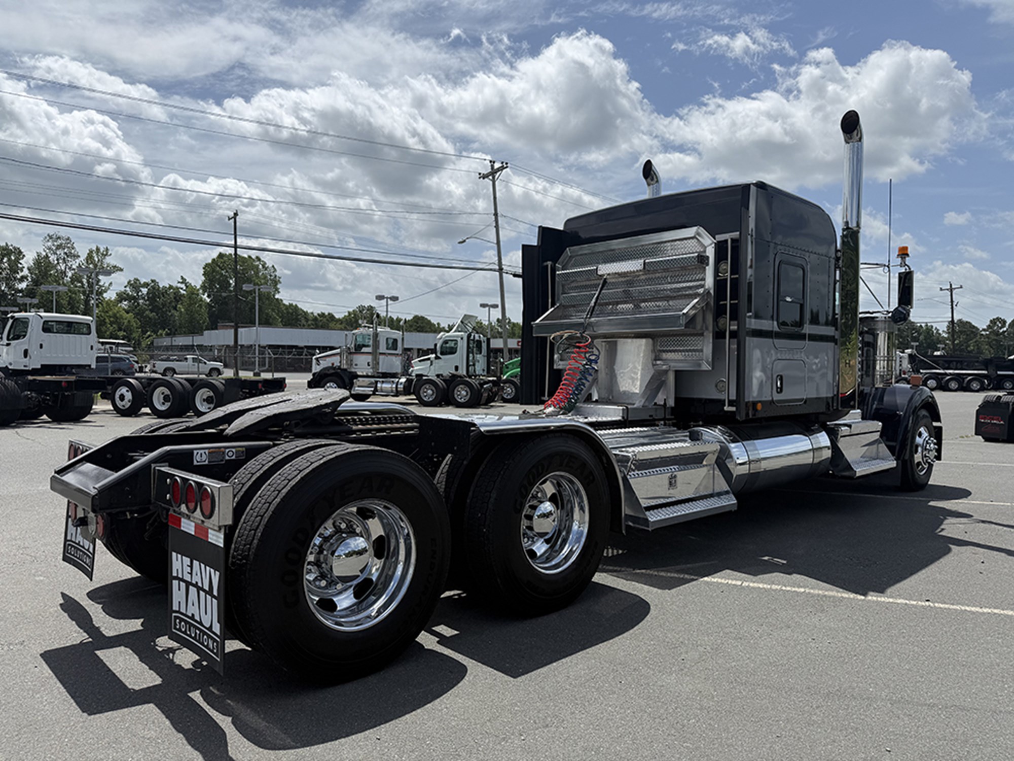 2022 Kenworth W9 Series 2022 Kenworth W9 Series - image 4 of 6