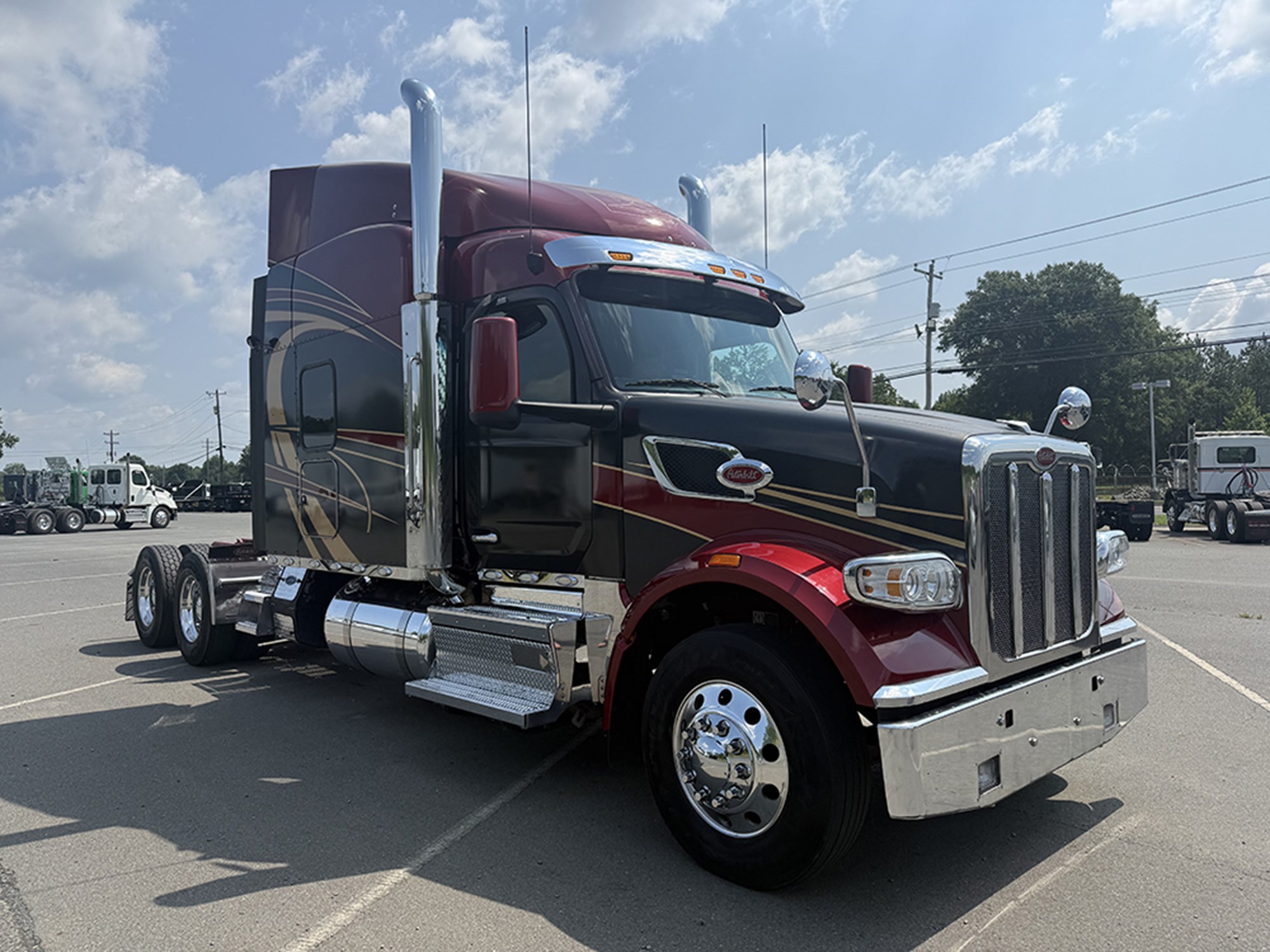 2023 Peterbilt 567 2023 Peterbilt 567 - image 2 of 6