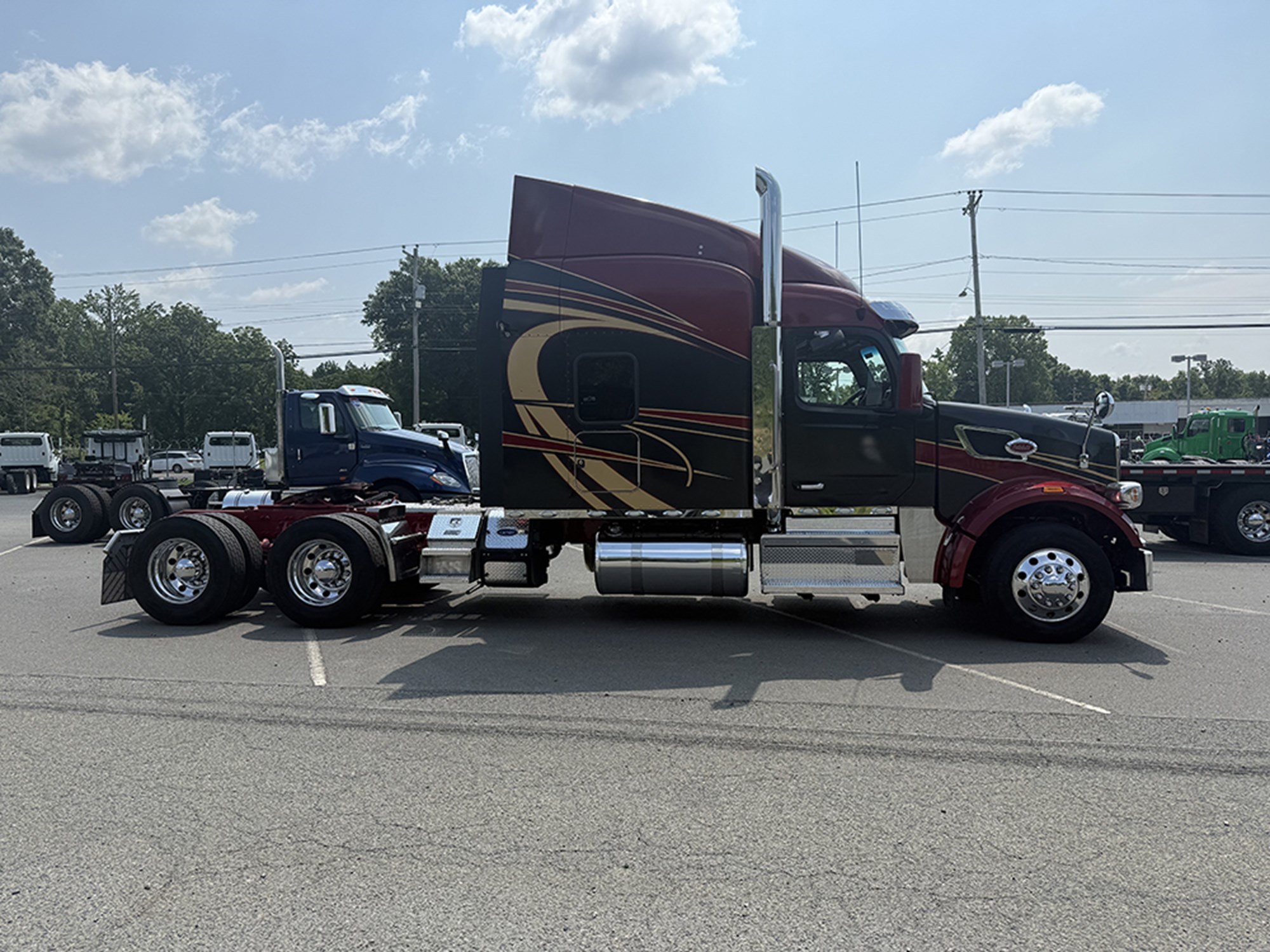 2023 Peterbilt 567 2023 Peterbilt 567 - image 3 of 6